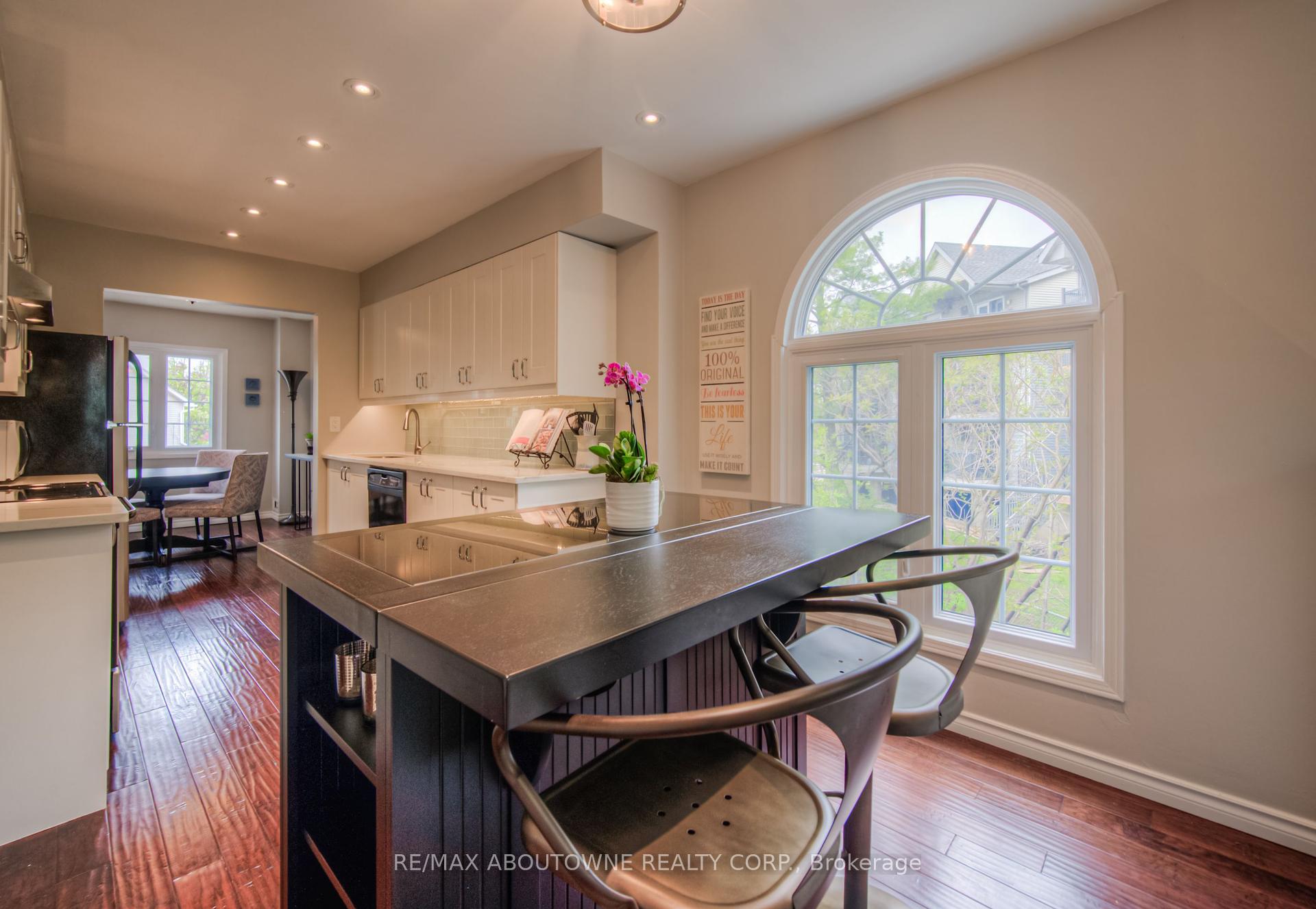 2 Bedrooms Condo at 2110 Cleaver, Burlington For sale