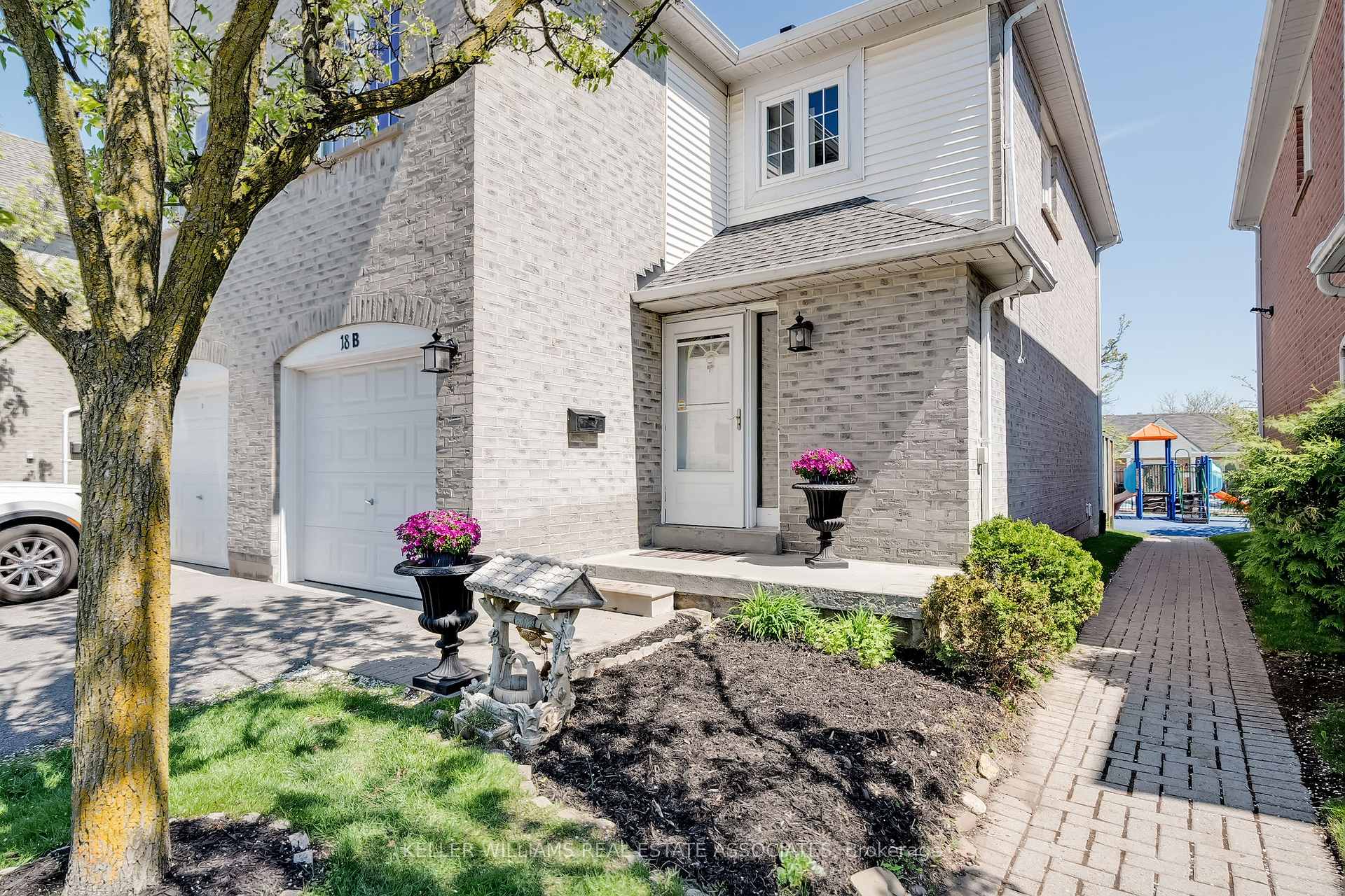 4 Bedrooms Condo at 5305 Glen Erin, Mississauga For sale