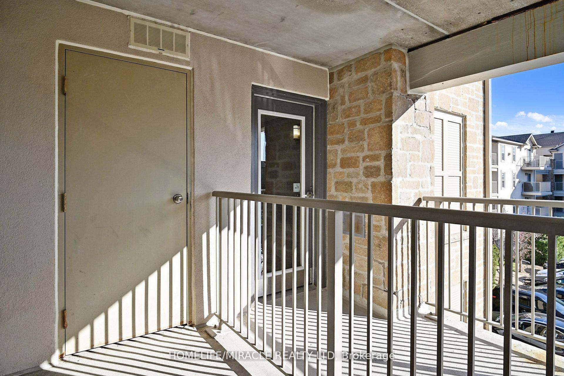 2 Bedrooms Condo at 1440 Bishops, Oakville For sale