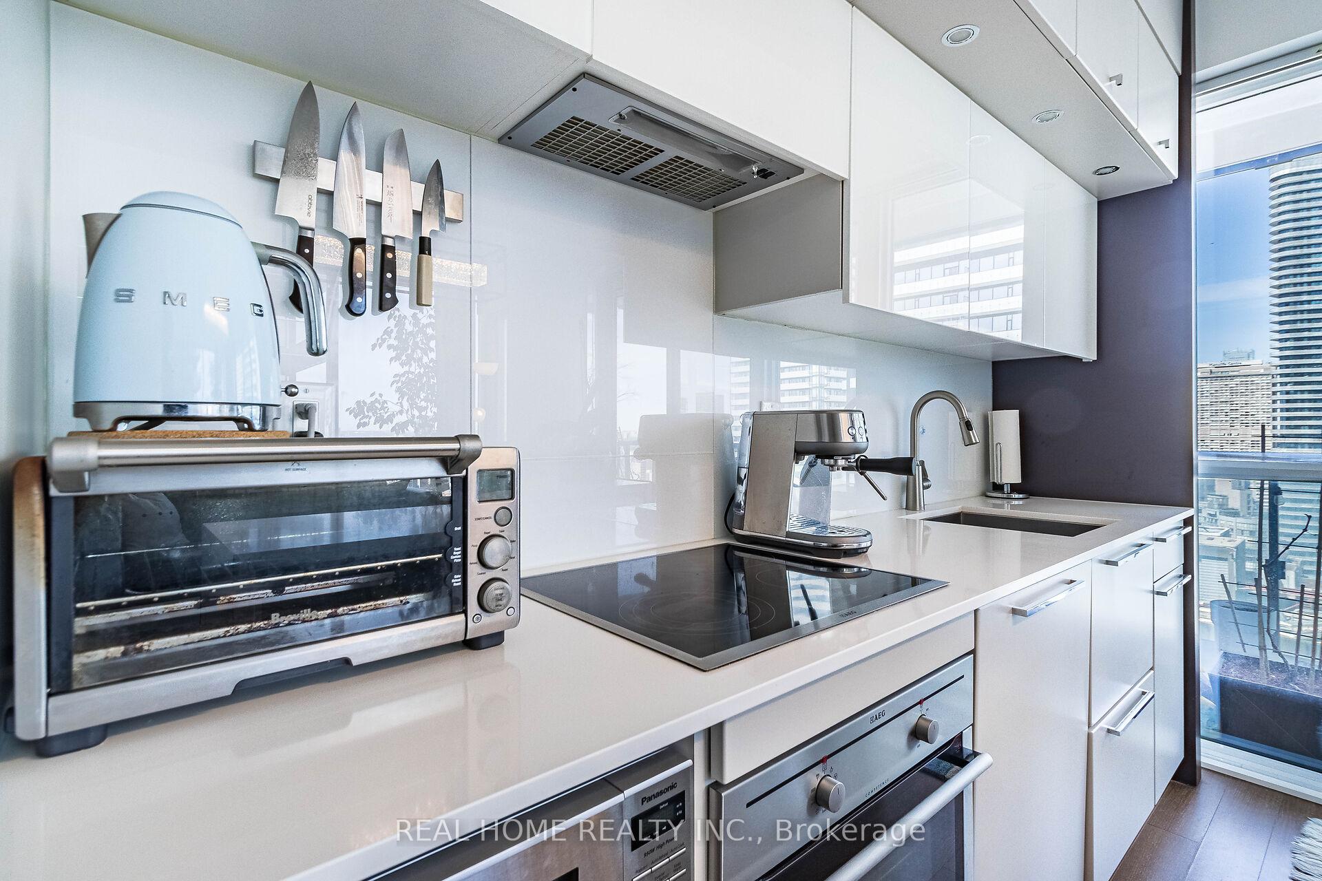 2 Bedrooms Condo at 15 Grenville,  Toronto For sale