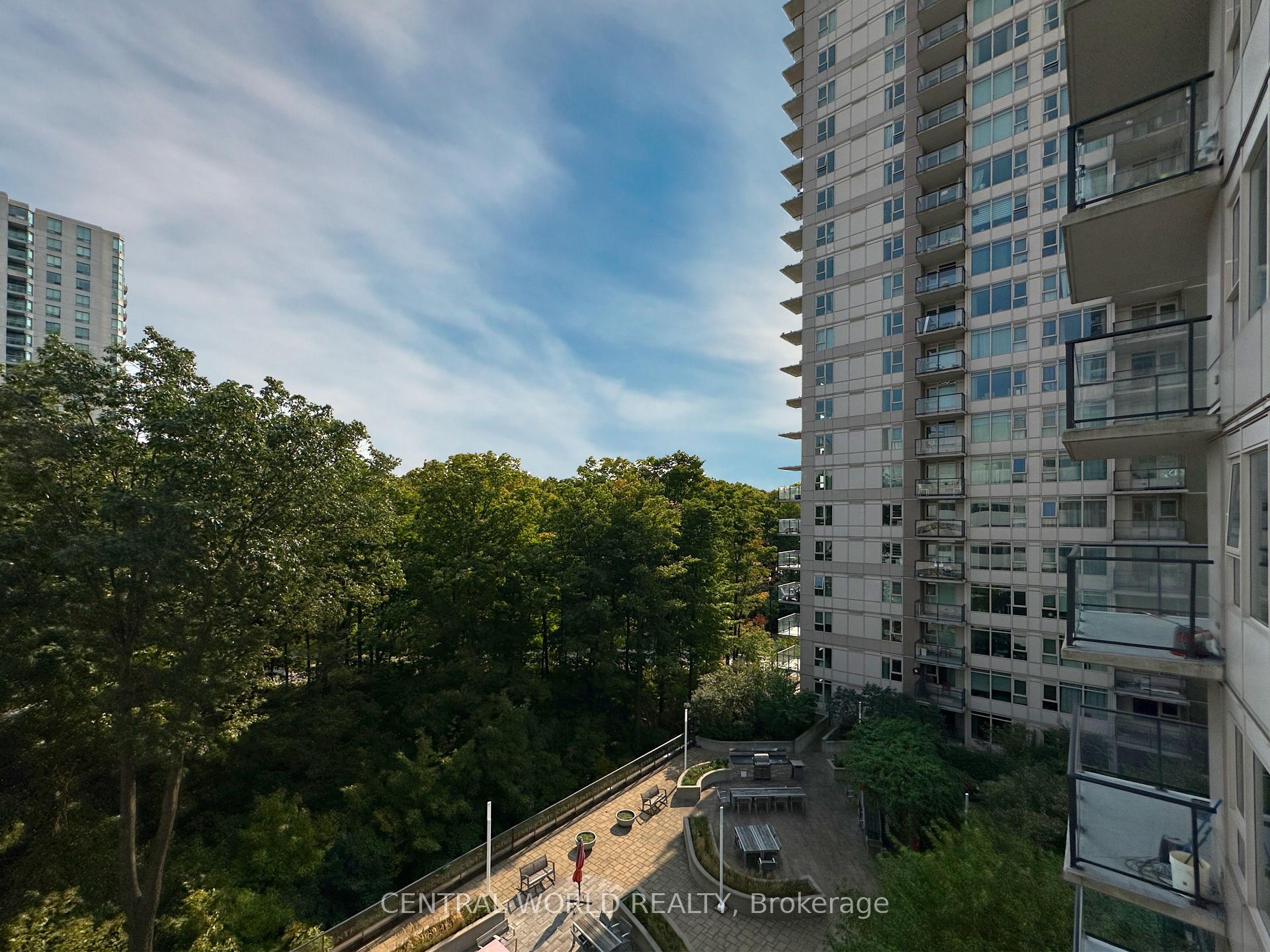 2 Bedrooms Condo at 25 Town Centre,  Toronto For sale