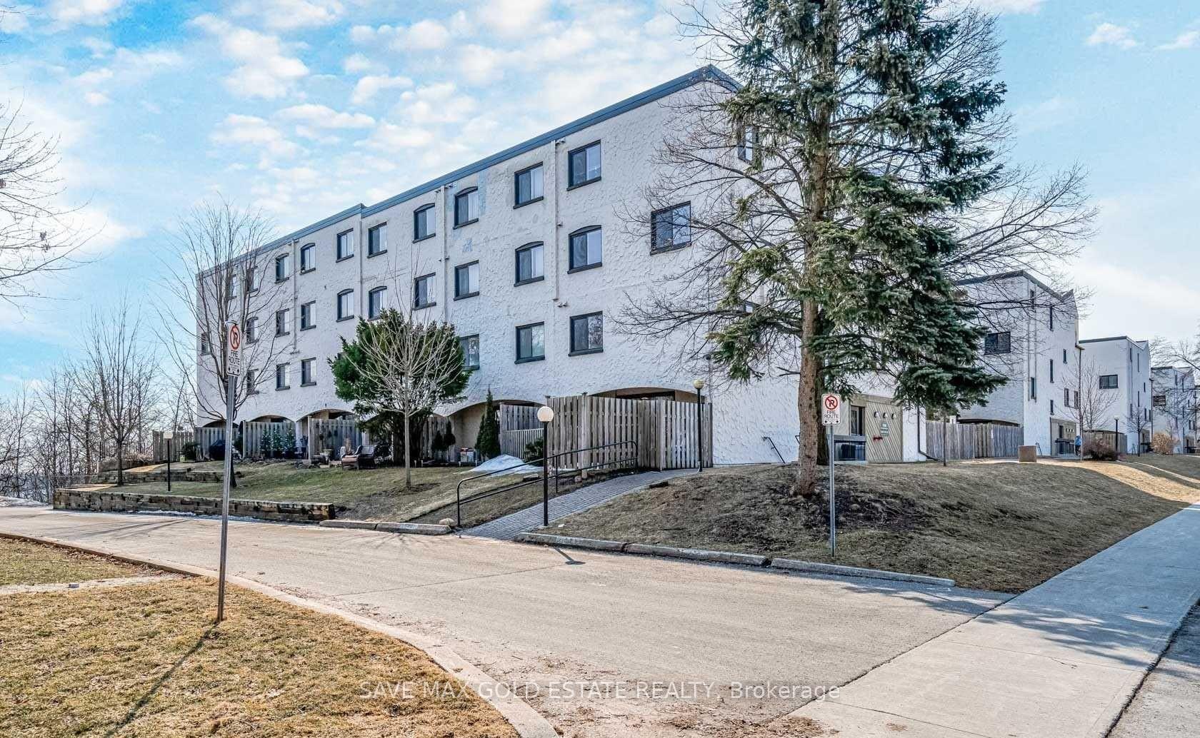 4 Bedrooms Condo at 1066 FALGARWOOD, Oakville For sale