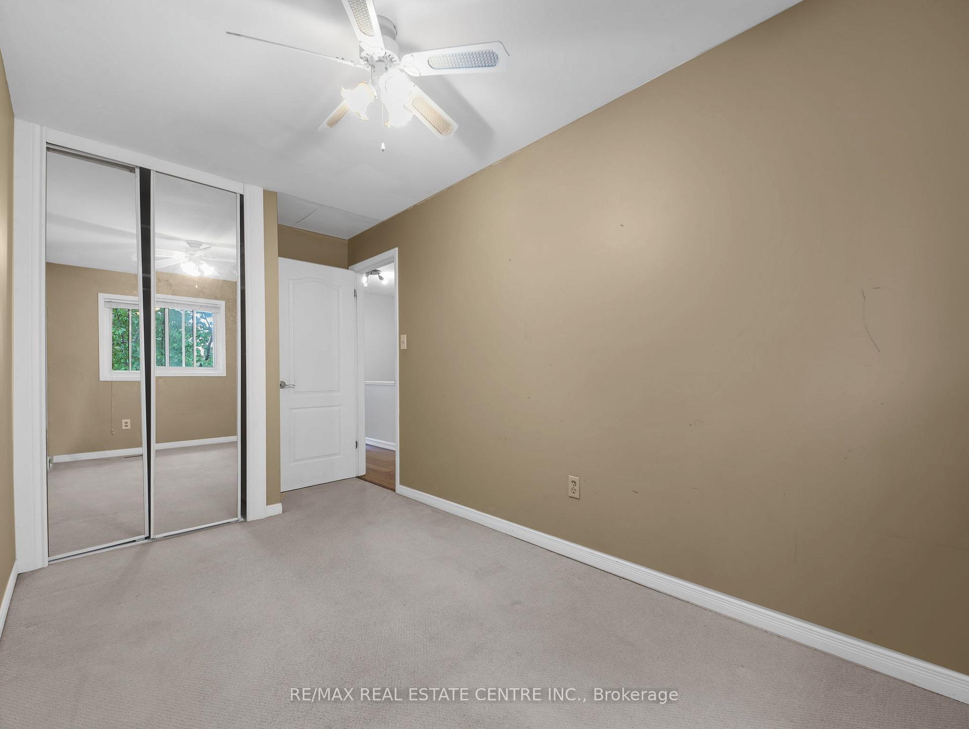 3 Bedrooms Condo at 2779 Gananoque, Mississauga For sale