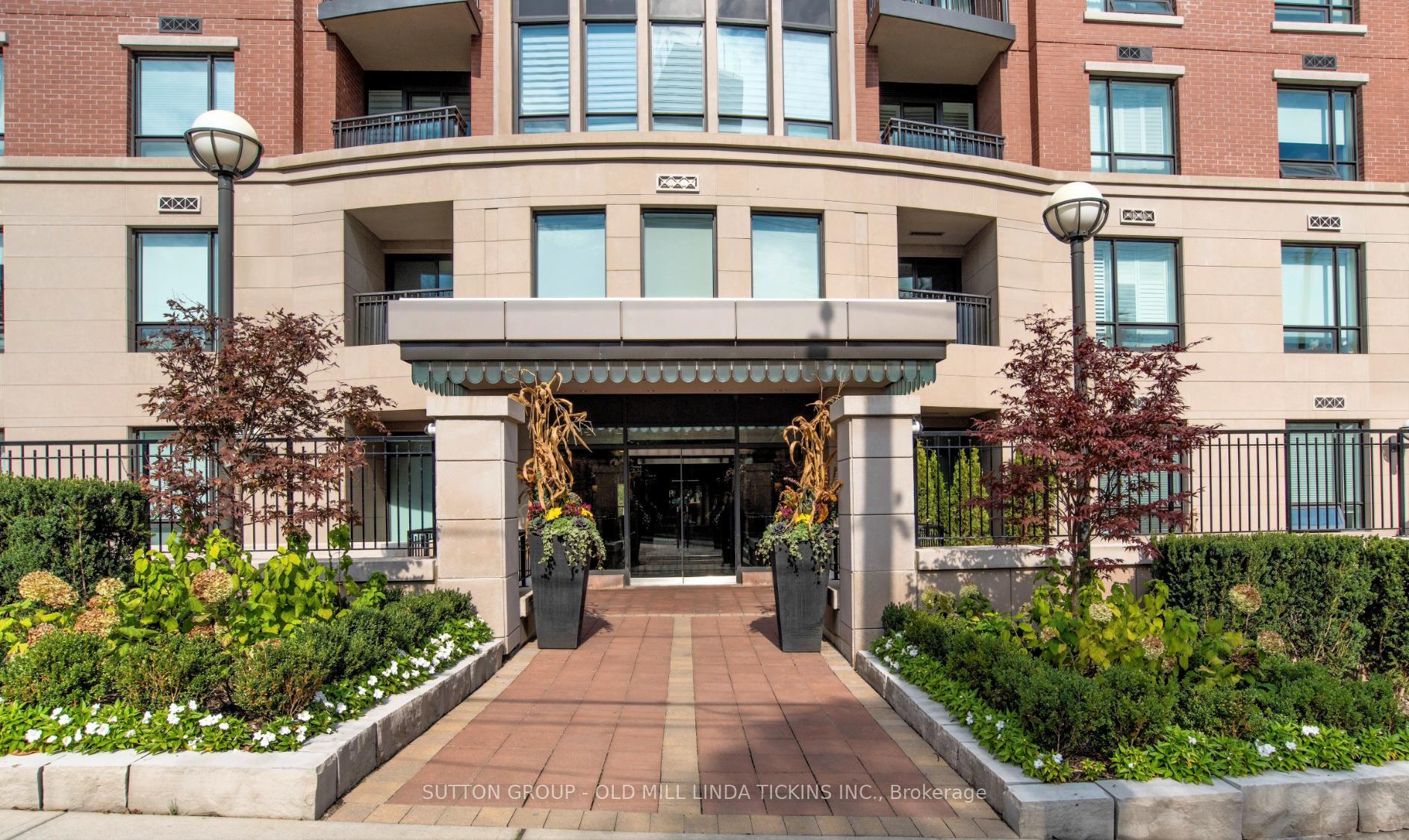 2 Bedrooms Condo at 30 Old Mill, Toronto For sale
