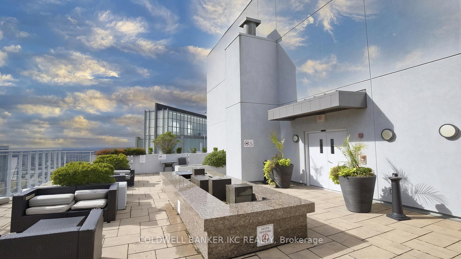 2 Bedrooms Condo at 223 Webb, Mississauga For sale