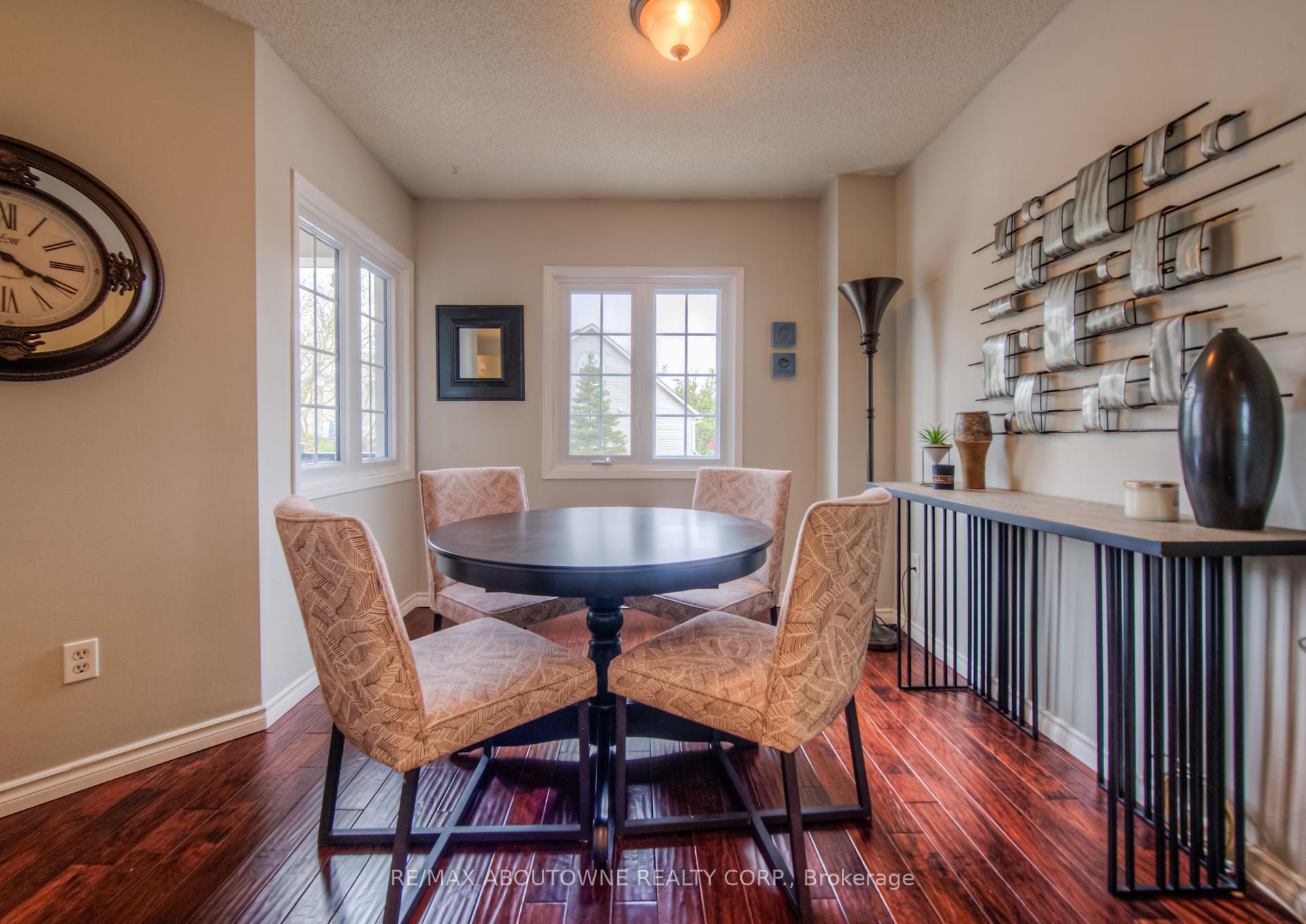 2 Bedrooms Condo at 2110 Cleaver, Burlington For sale