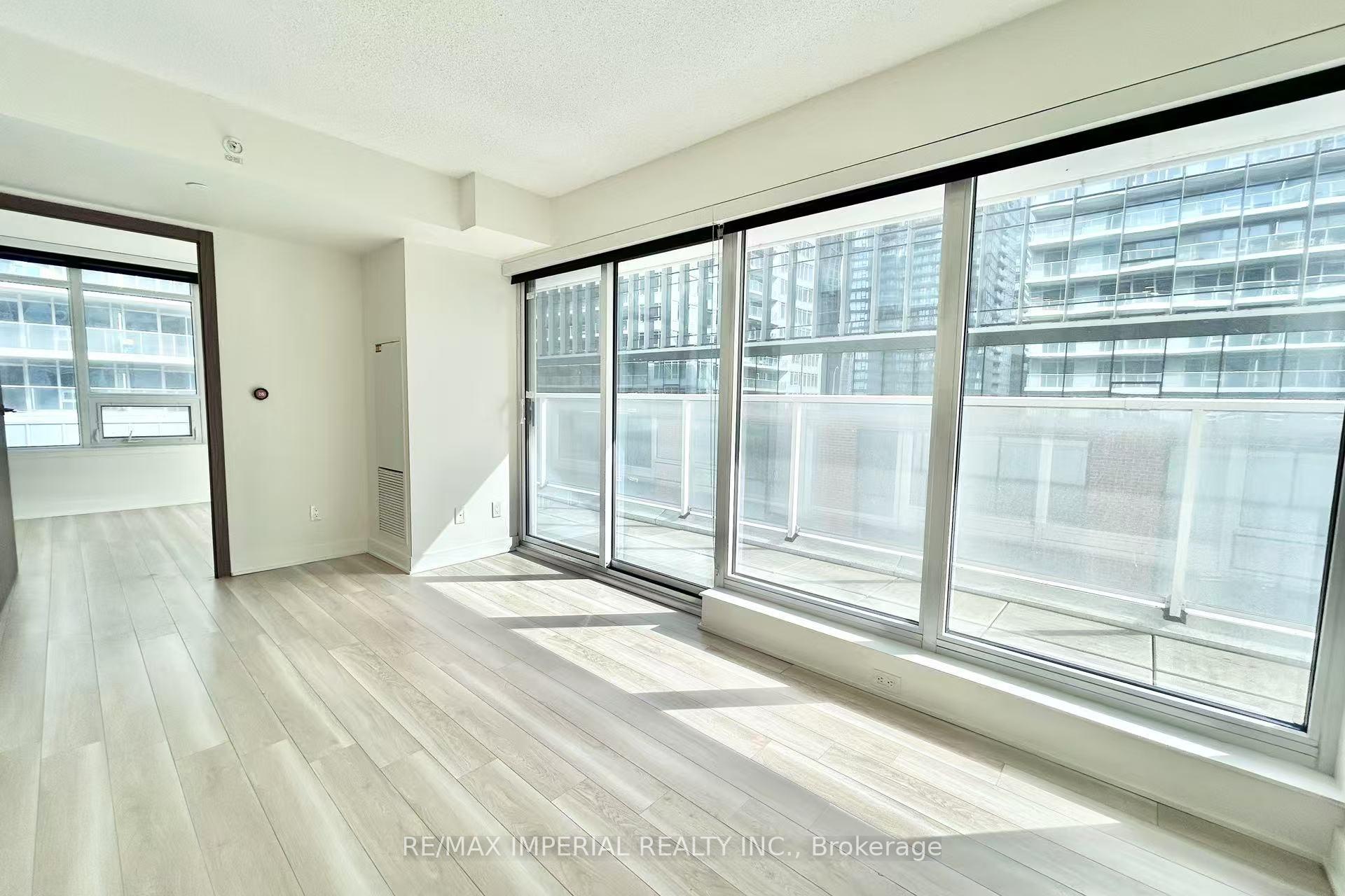 3 Bedrooms Condo at 19 Bathurst,  Toronto For sale