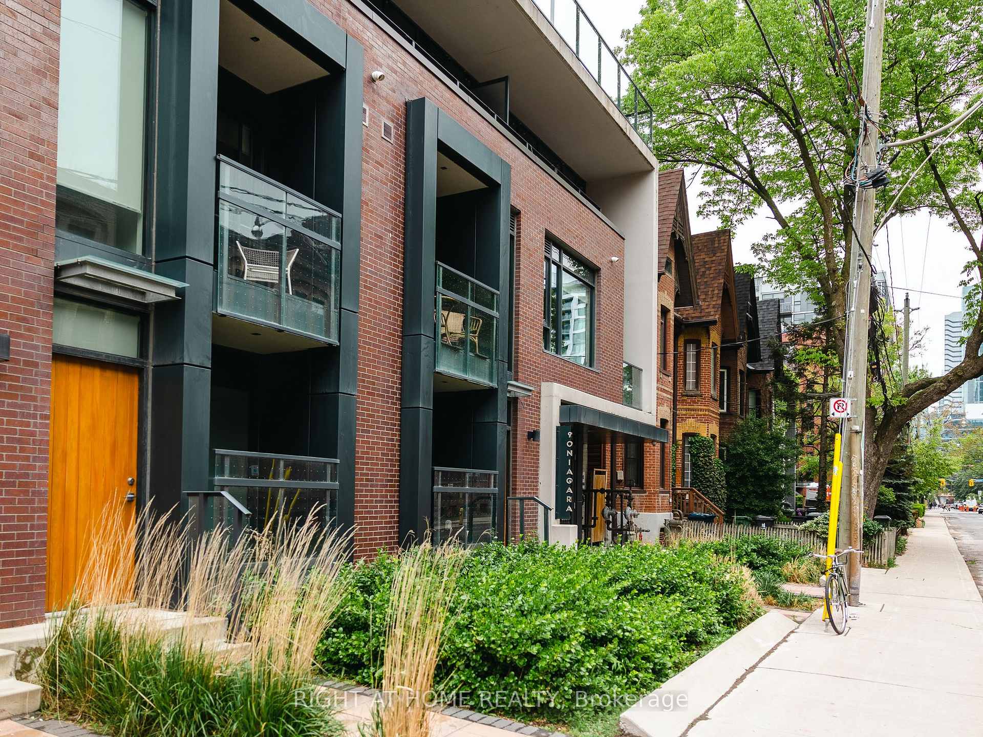 2 Bedrooms Condo at 90 Niagara, Toronto For sale