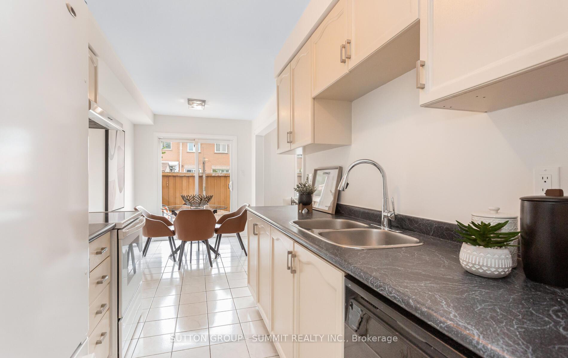 3 Bedrooms Condo at 550 Steddick, Mississauga For sale