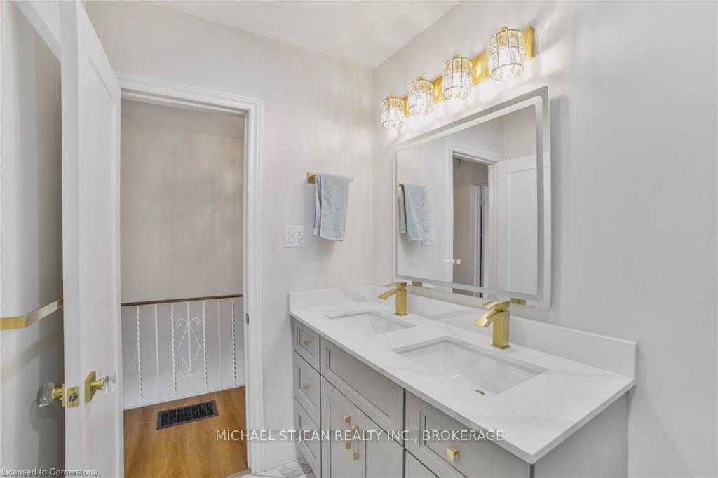 2 Bedrooms Condo at 621 Francis, Burlington For sale