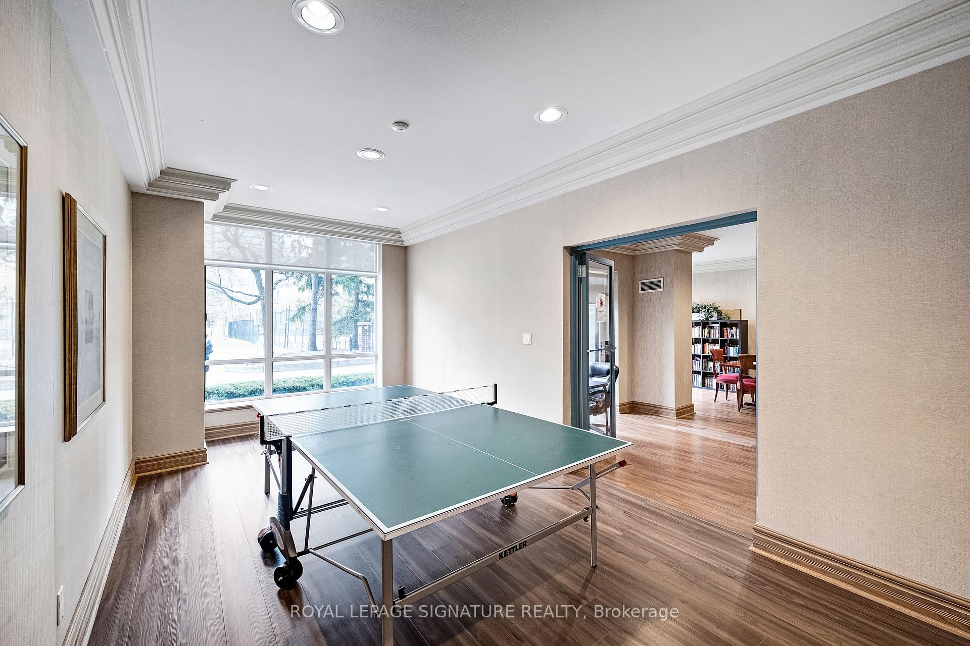 2 Bedrooms Condo at 233 Beecroft, Toronto For sale