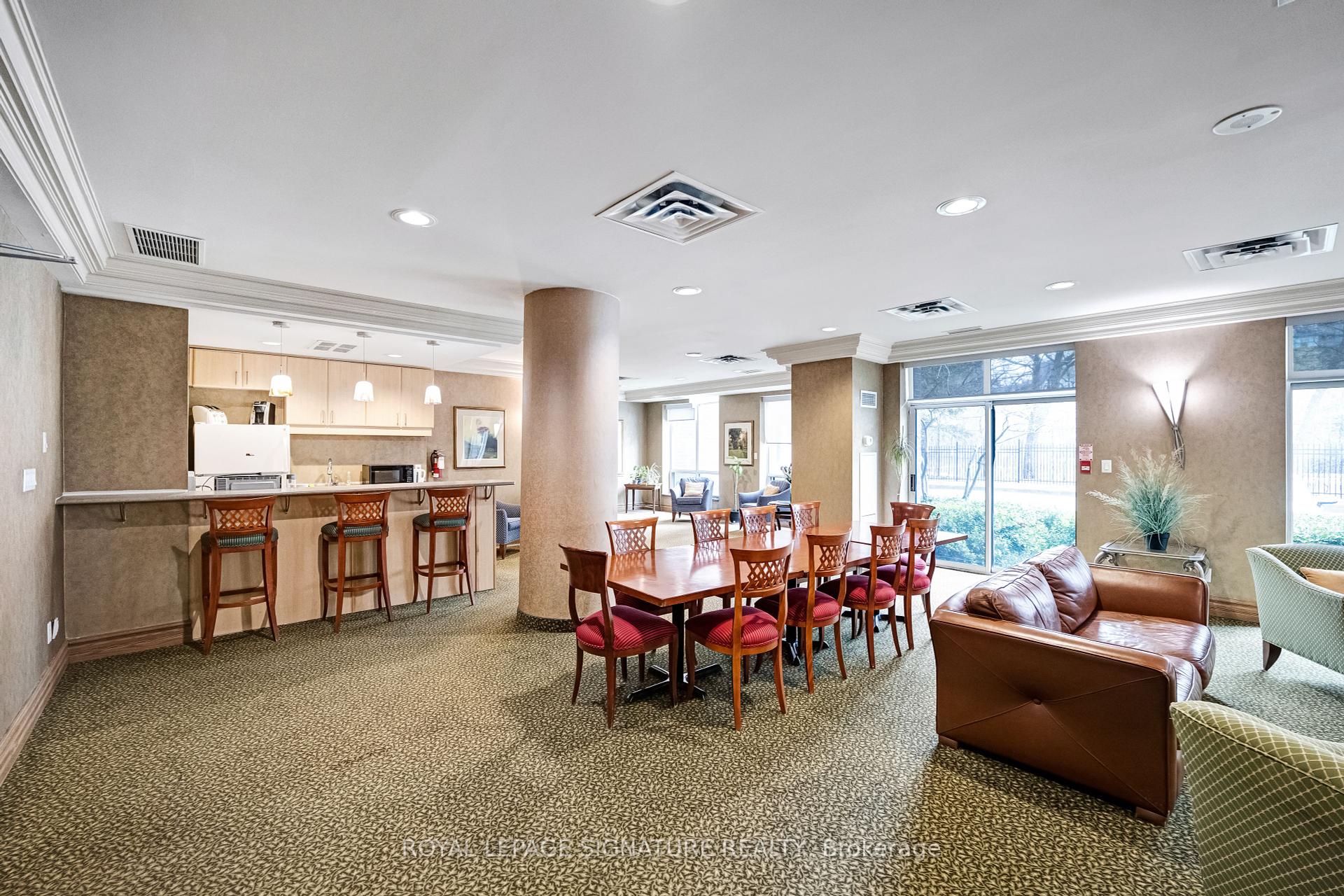 2 Bedrooms Condo at 233 Beecroft, Toronto For sale