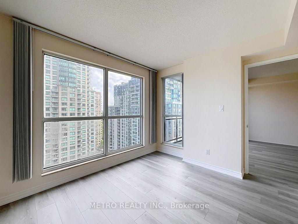 3 Bedrooms Condo at 18 Hollywood, Toronto For sale