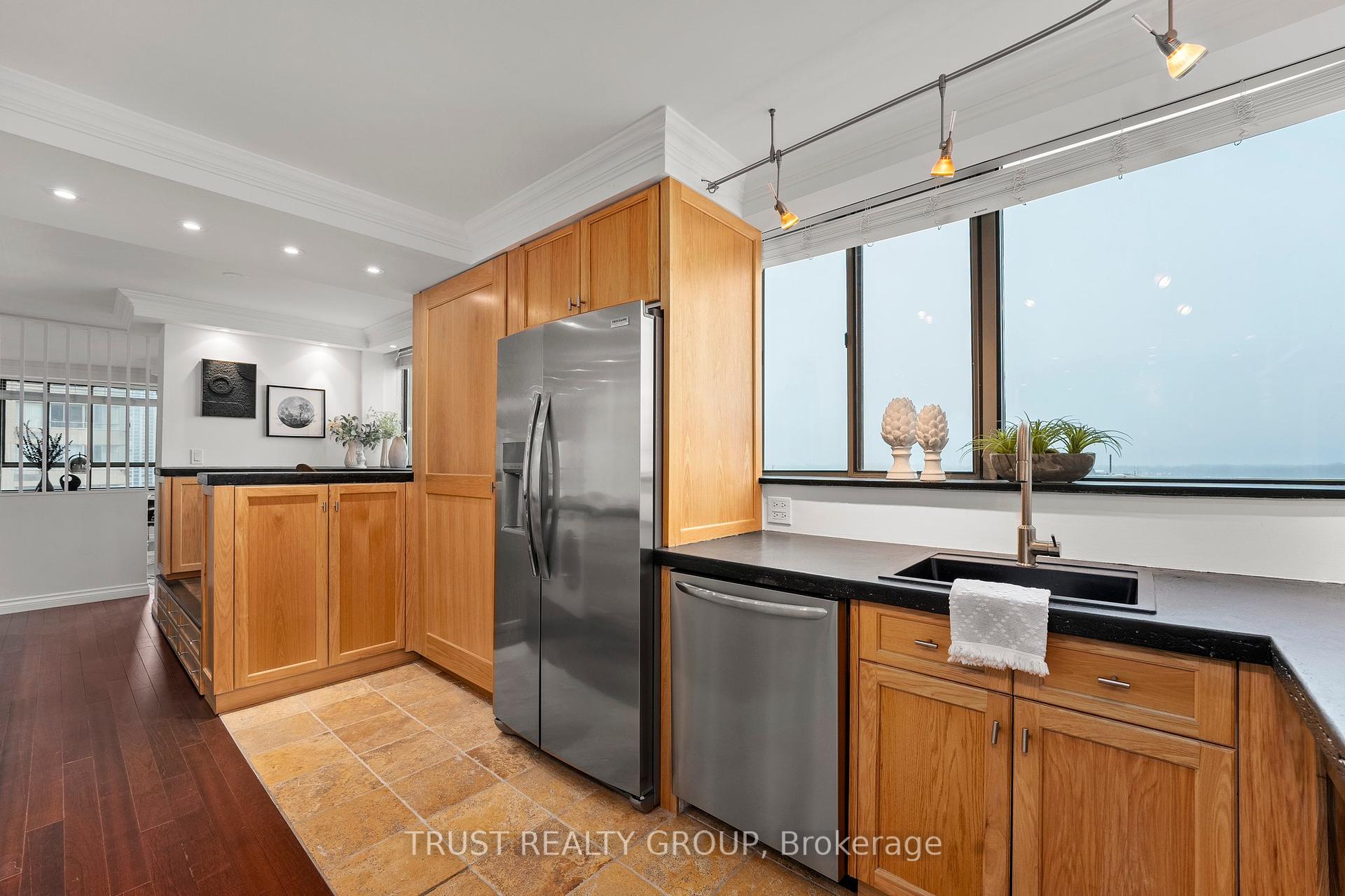 2 Bedrooms Condo at 270 Queens, Toronto For sale