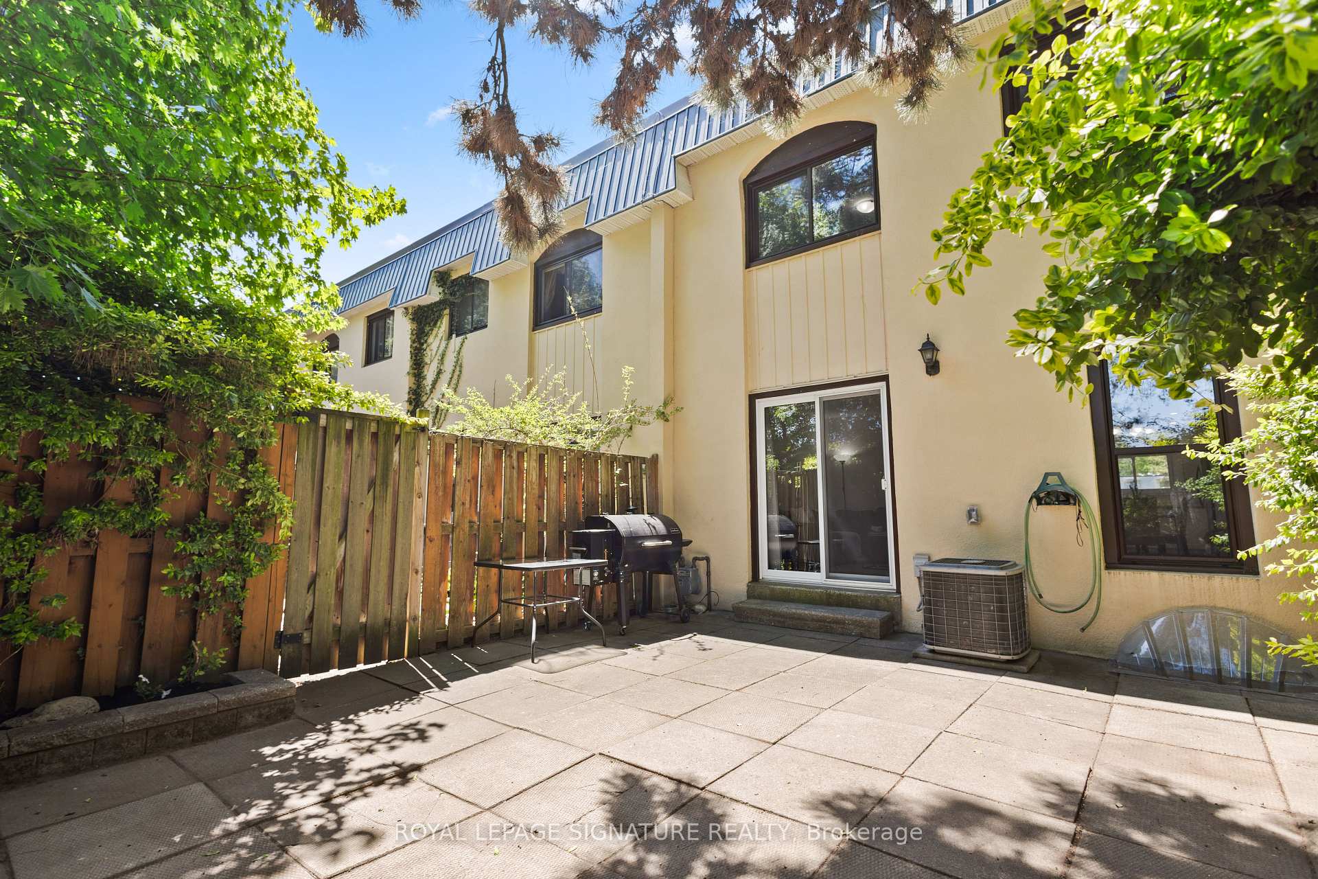 3 Bedrooms Condo at 611 Francis, Burlington For sale