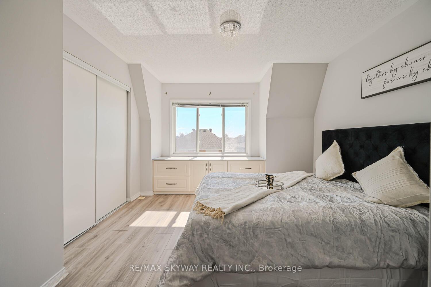 3 Bedrooms Condo at 50 Strathaven,  Mississauga For sale