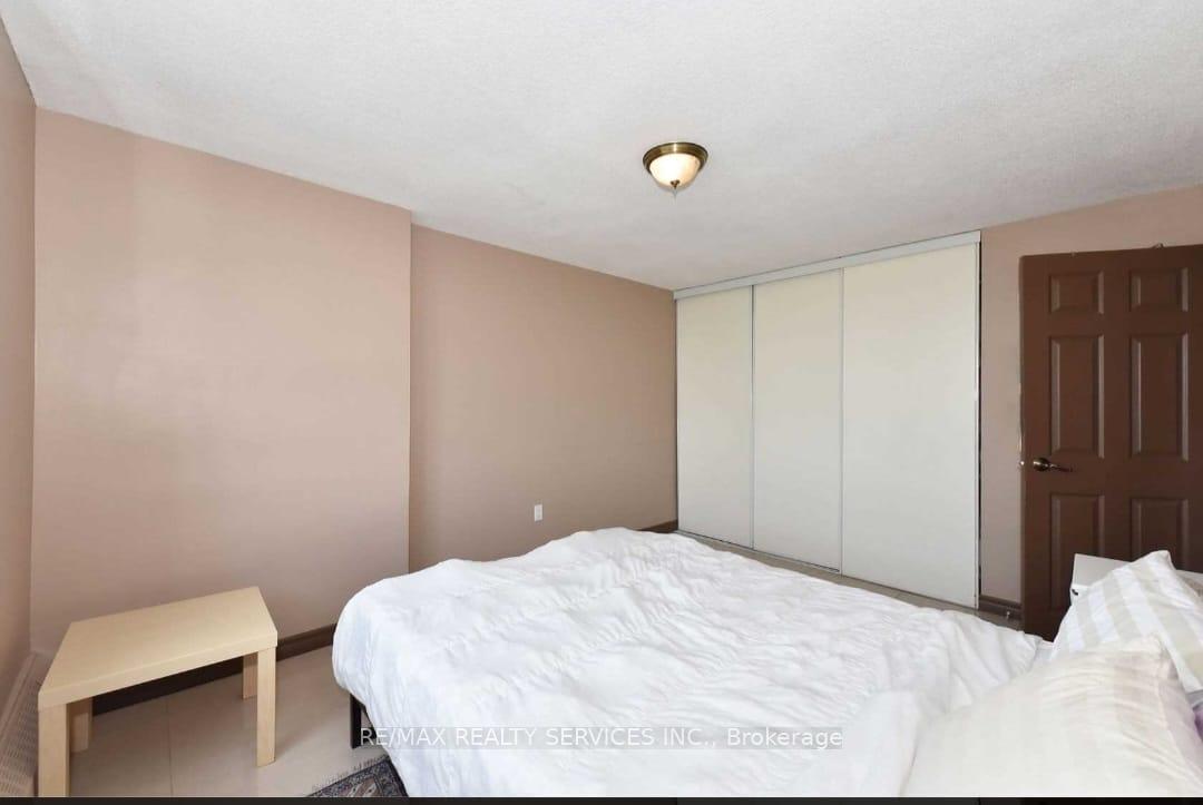 2 Bedrooms Condo at 270 PALMDALE,  Toronto For sale