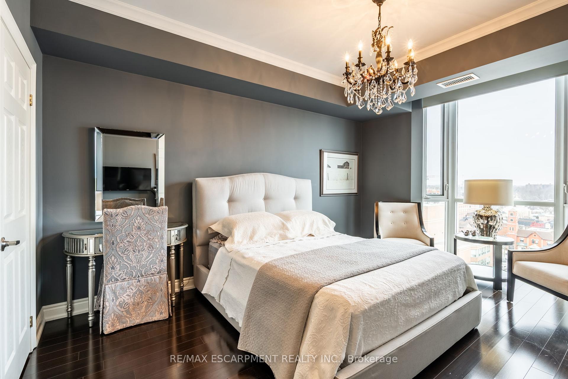 2 Bedrooms Condo at 1477 Lakeshore, Burlington For sale
