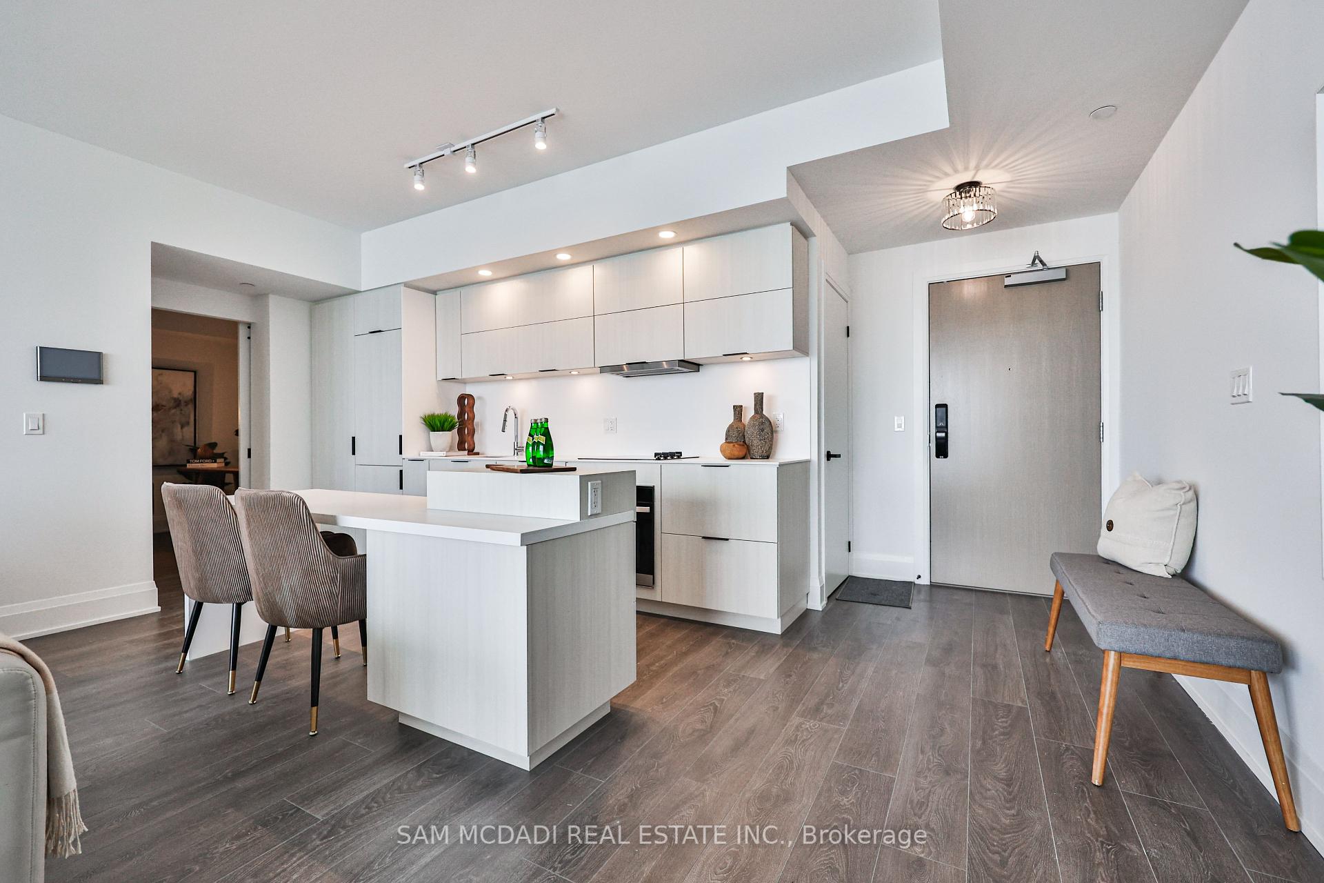 3 Bedrooms Condo at 370 Martha, Burlington For sale