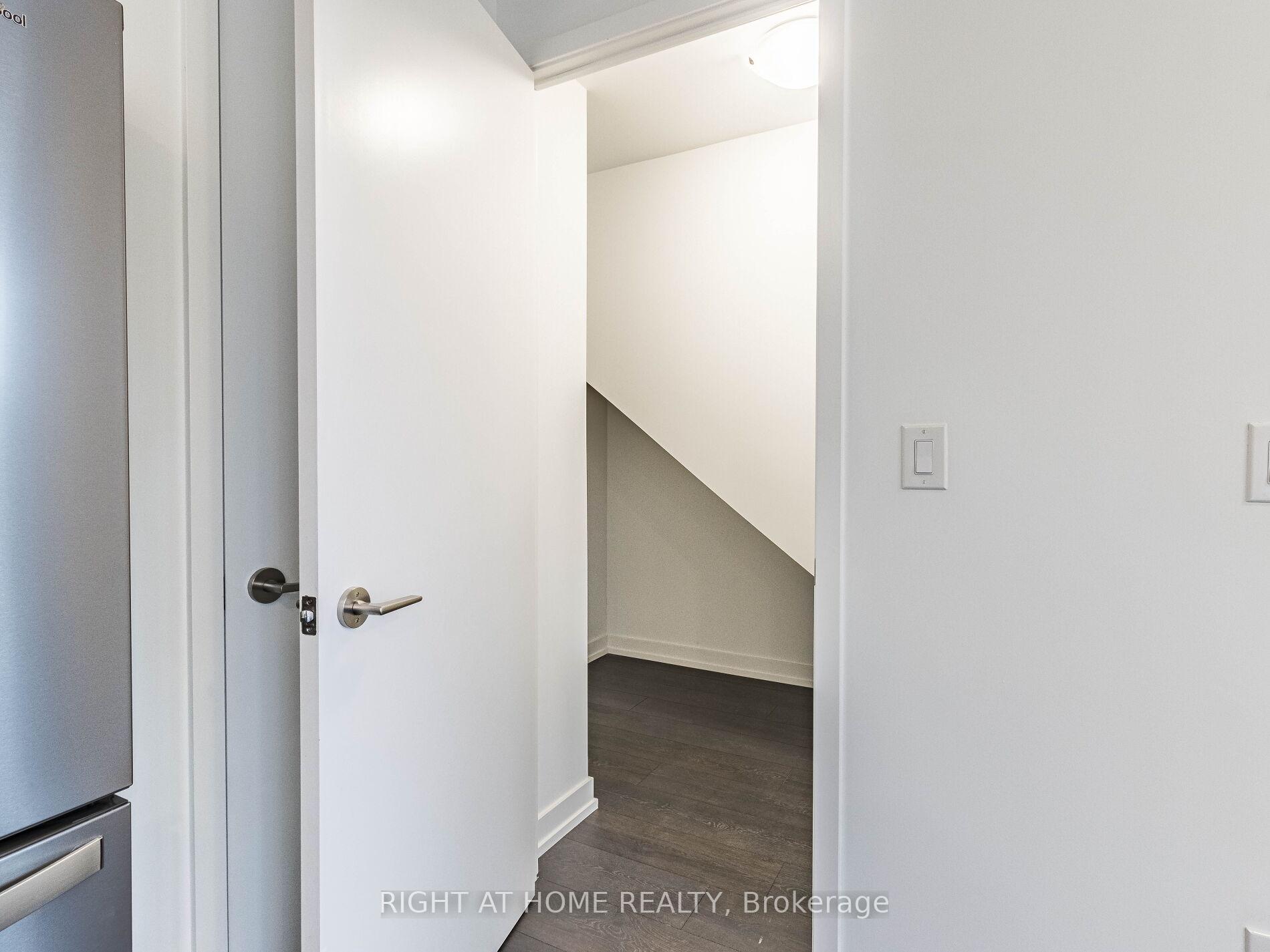 2 Bedrooms Condo at 5 maryport, Toronto For sale