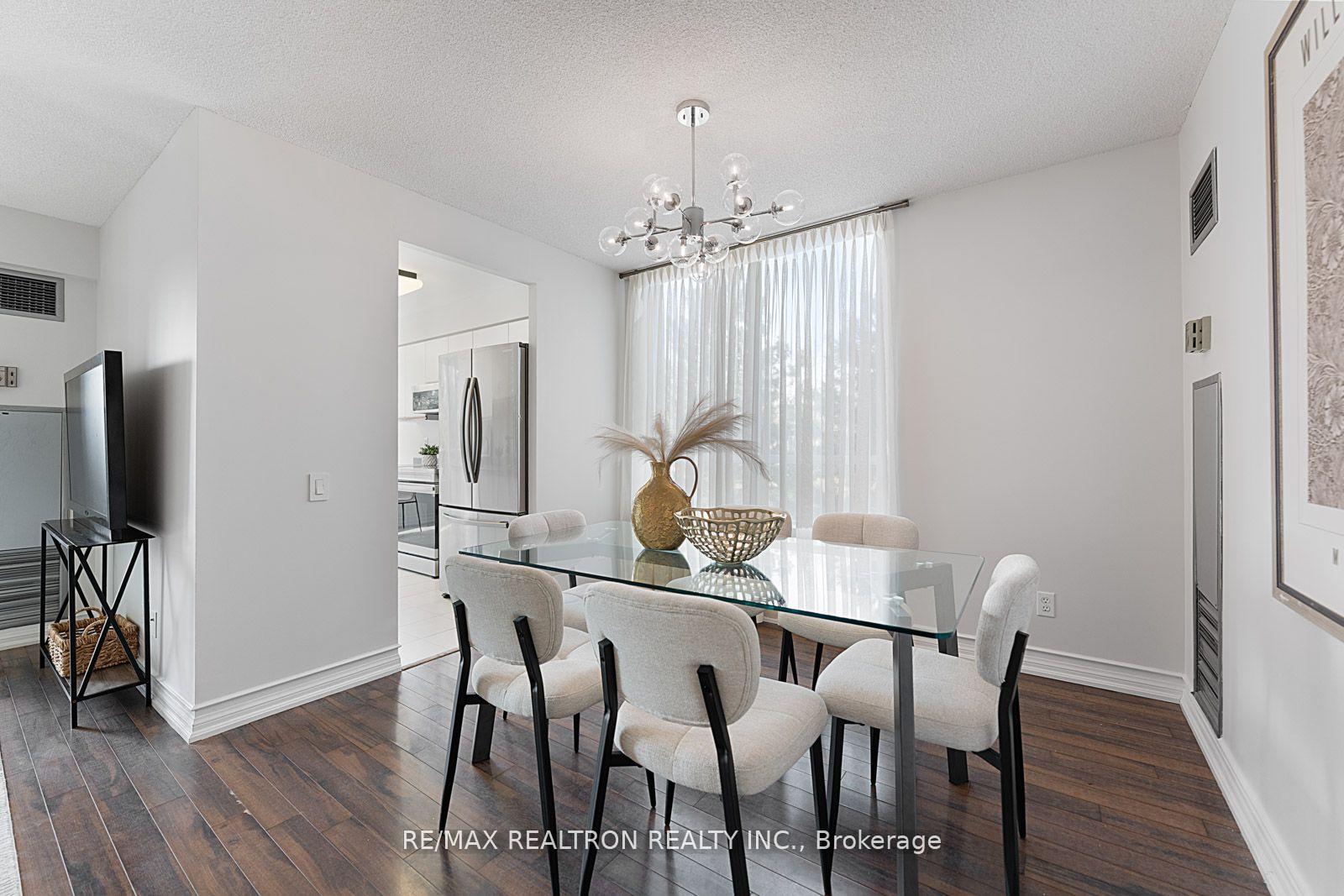 2 Bedrooms Condo at 110 Promenade, Vaughan For sale