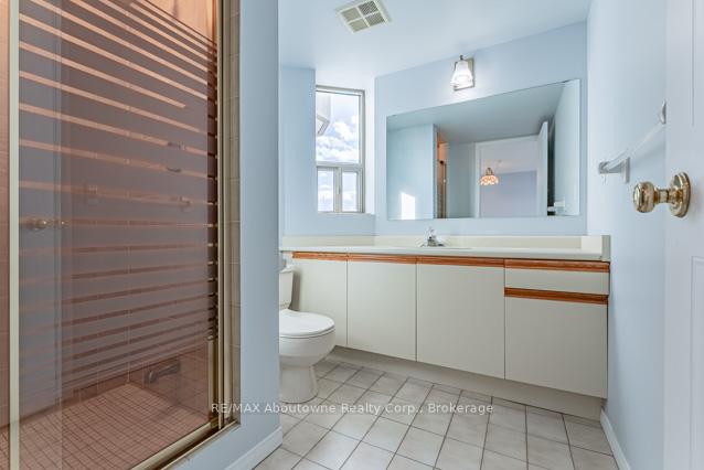 2 Bedrooms Condo at 5080 Pinedale, Burlington For sale
