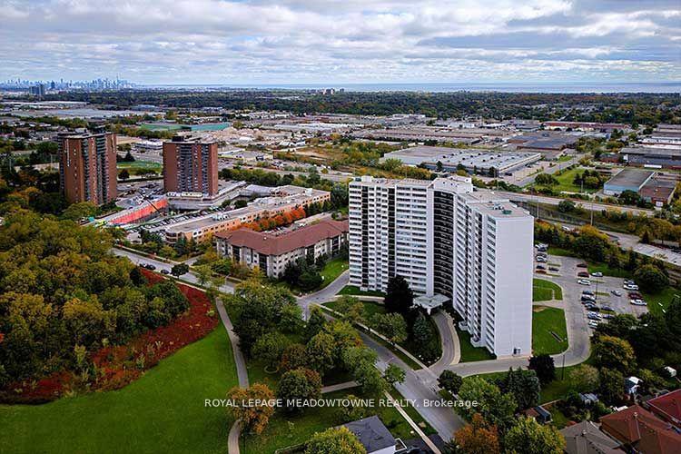 3 Bedrooms Condo at 530 Lolita, Mississauga For sale