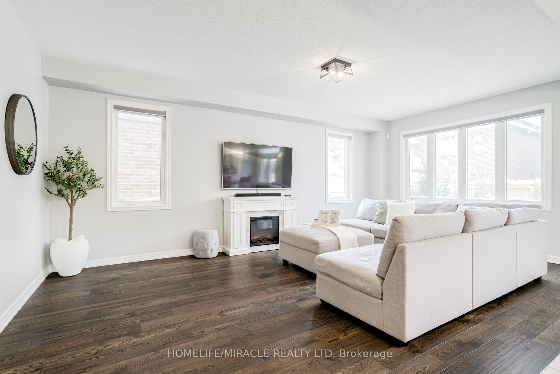 36 Hoard Avenue N