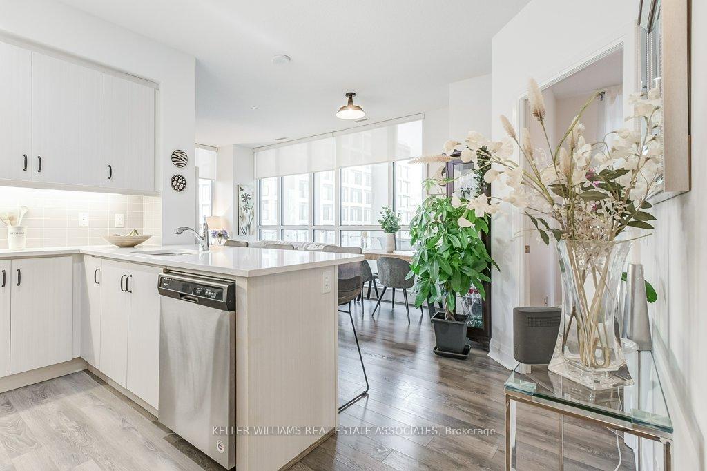 2 Bedrooms Condo at 15 Zorra, Toronto For sale