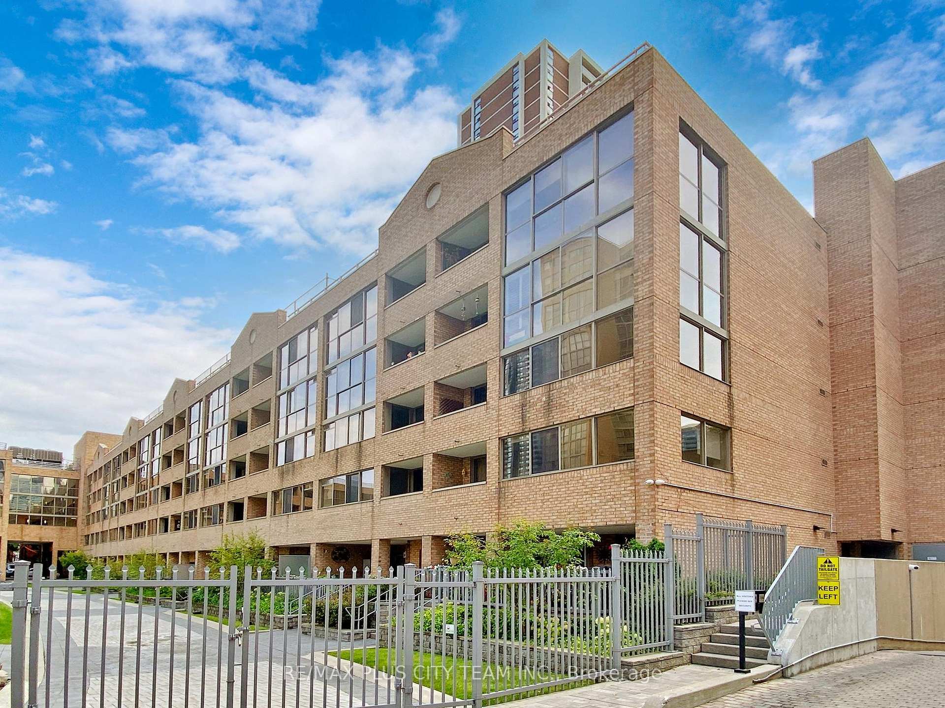 4 Bedrooms Condo at 60 Homewood, Toronto For sale