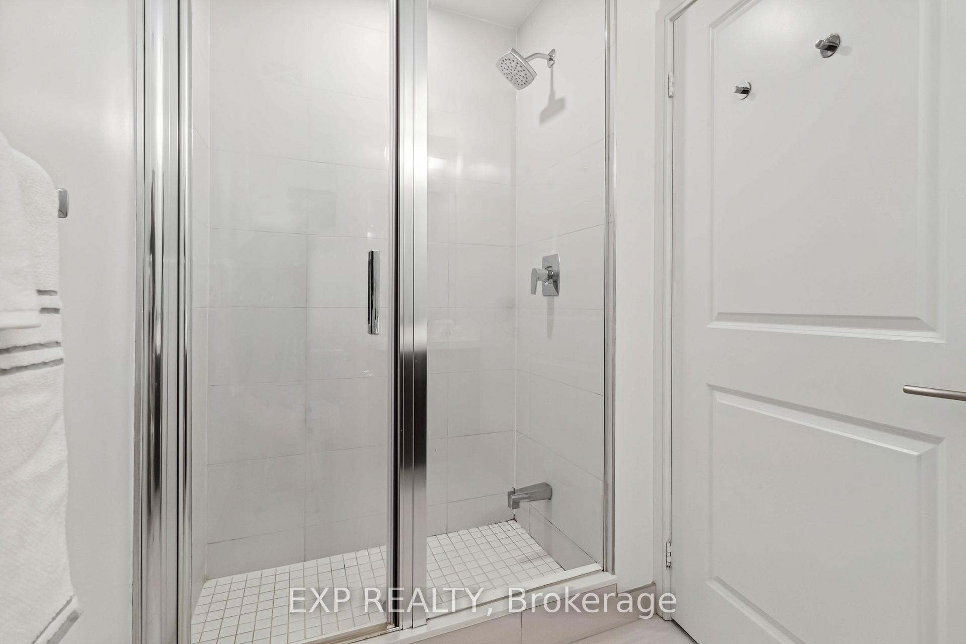 2 Bedrooms Condo at 8 Nahani, Mississauga For sale