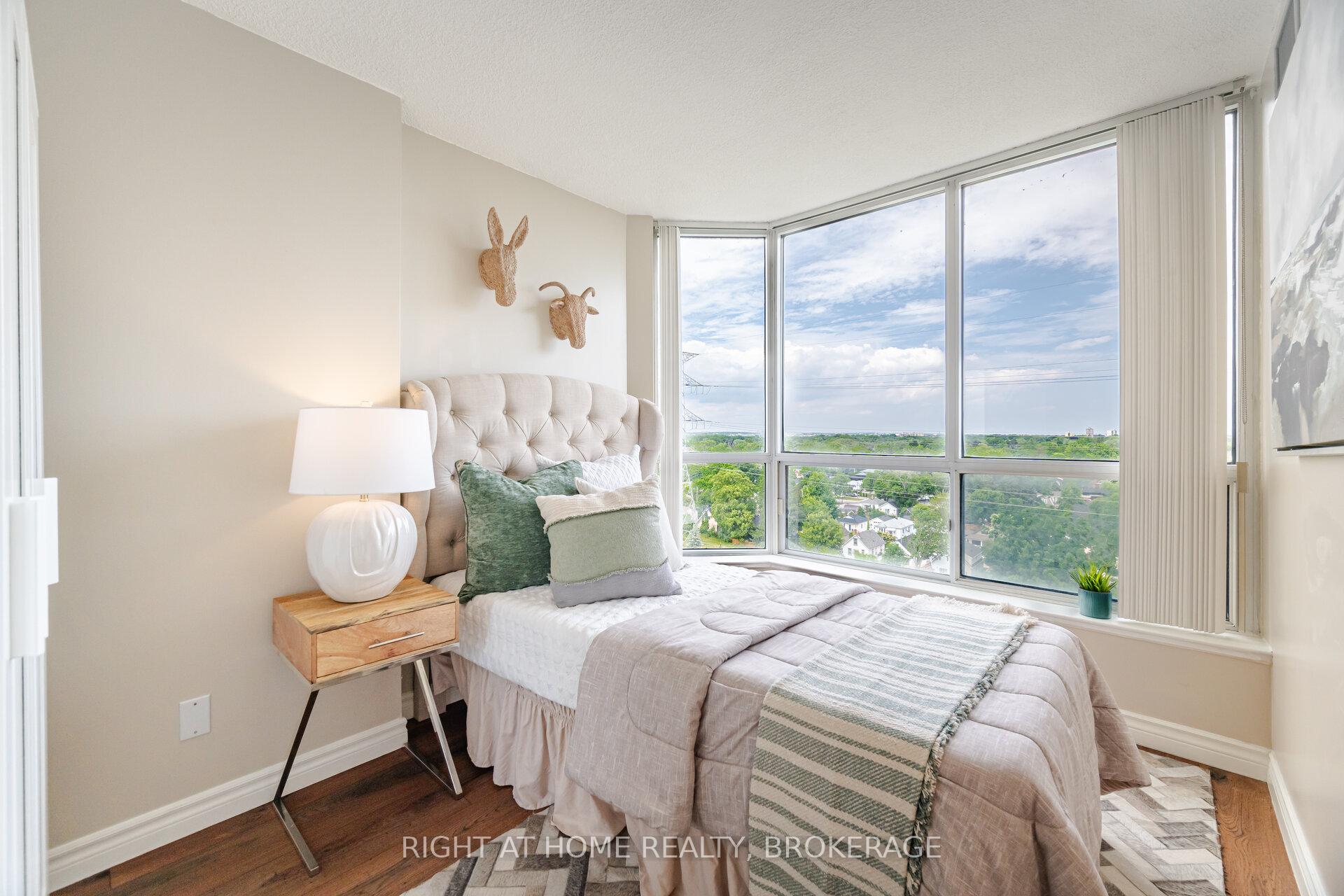 3 Bedrooms Condo at 1276 Maple Crossing, Burlington For sale