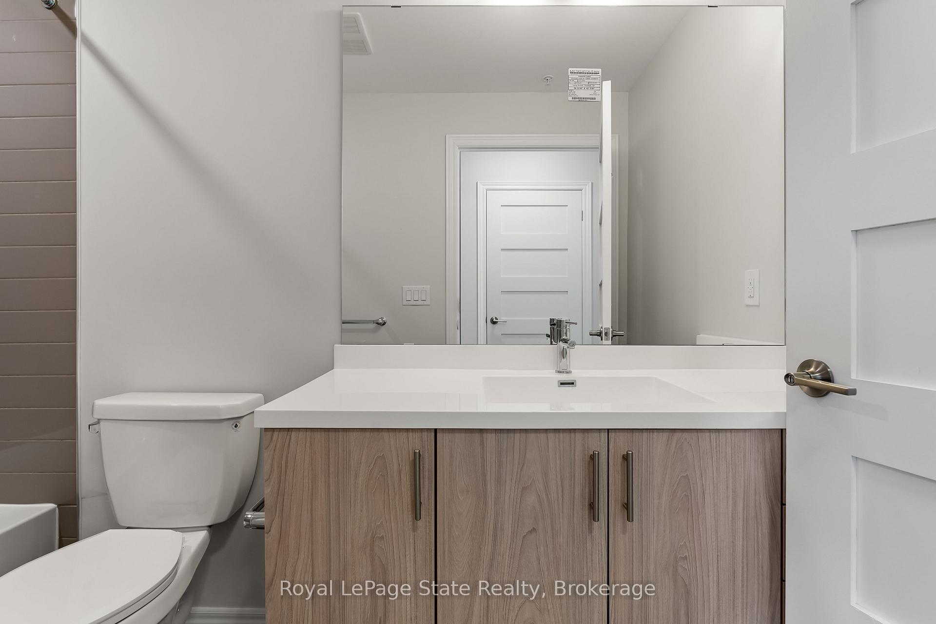 2 Bedrooms Condo at 121 8,  Hamilton For sale