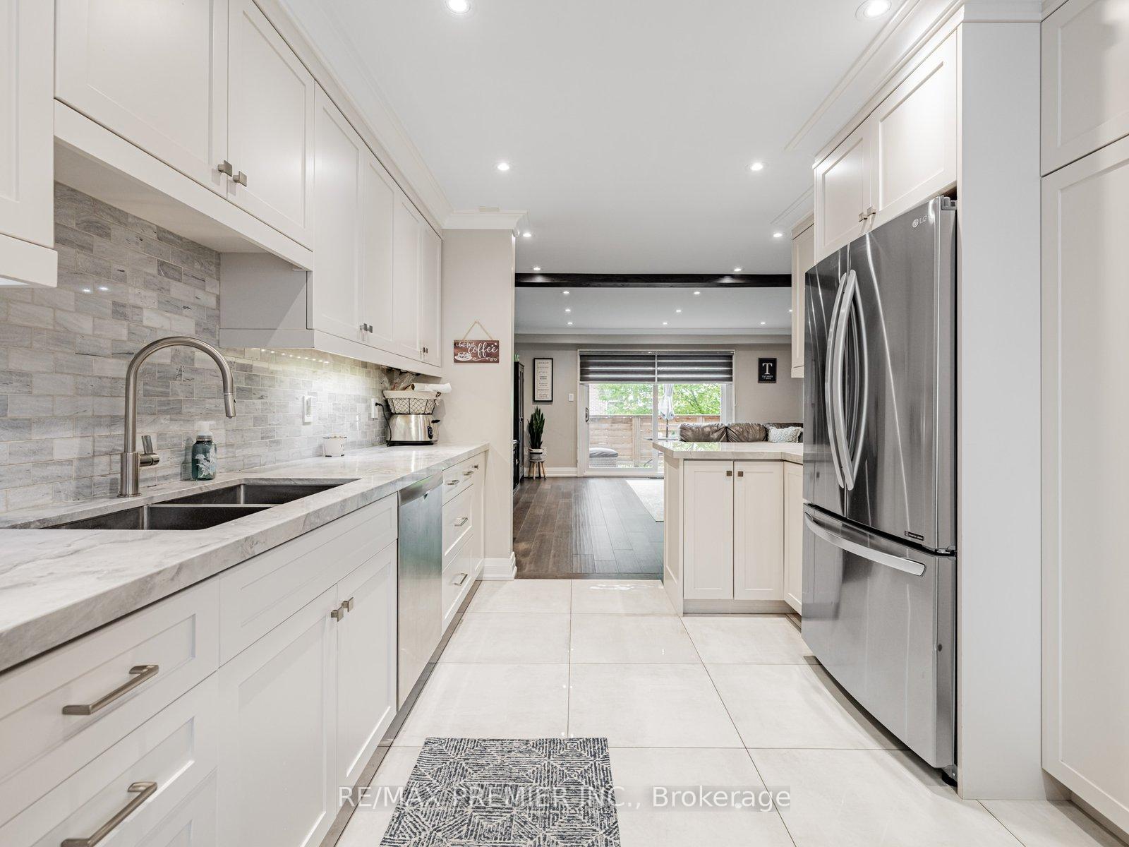 3 Bedrooms Condo at 213 Woodbridge, Vaughan For sale