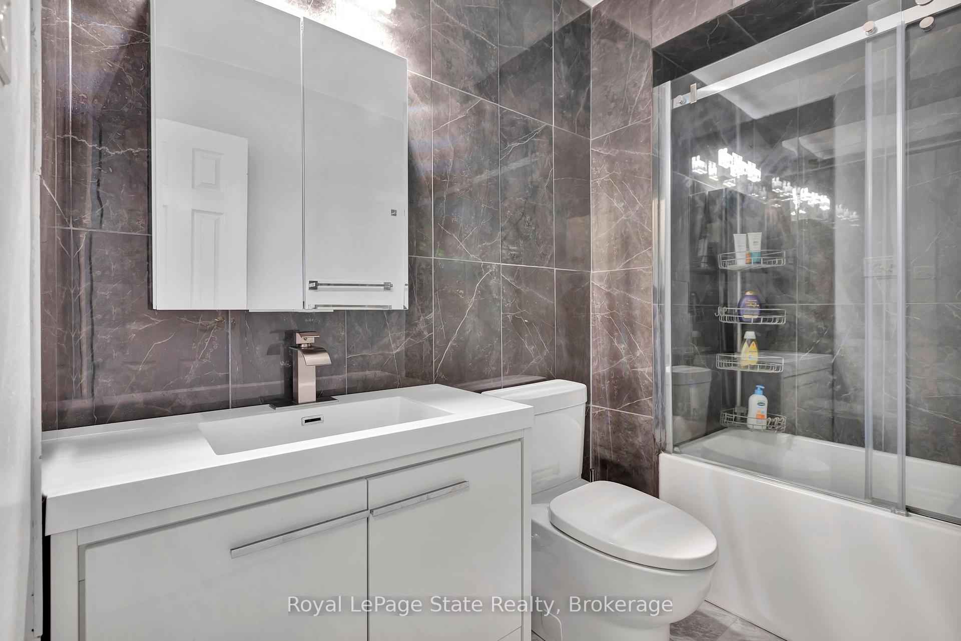 3 Bedrooms Condo at 11 Harrisford, Hamilton For sale