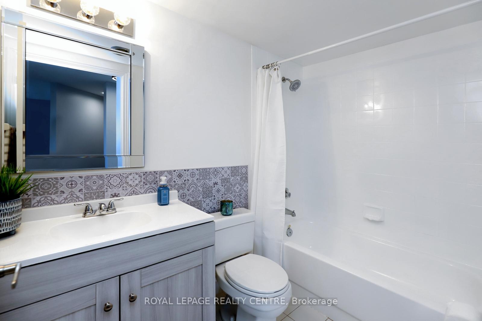 2 Bedrooms Condo at 1001 Cedarglen, Mississauga For sale