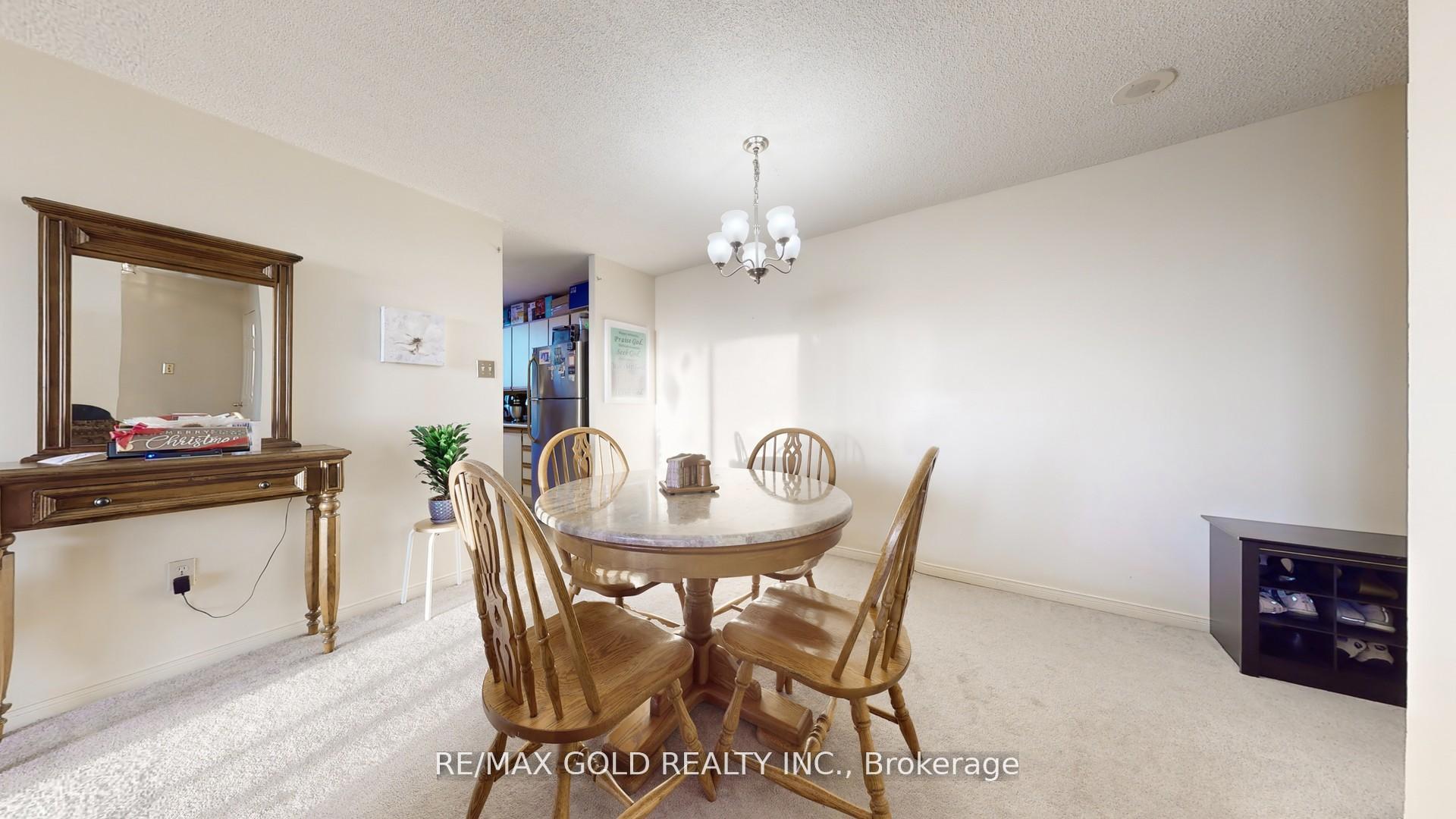 2 Bedrooms Condo at 99 Blackwell, Toronto For sale