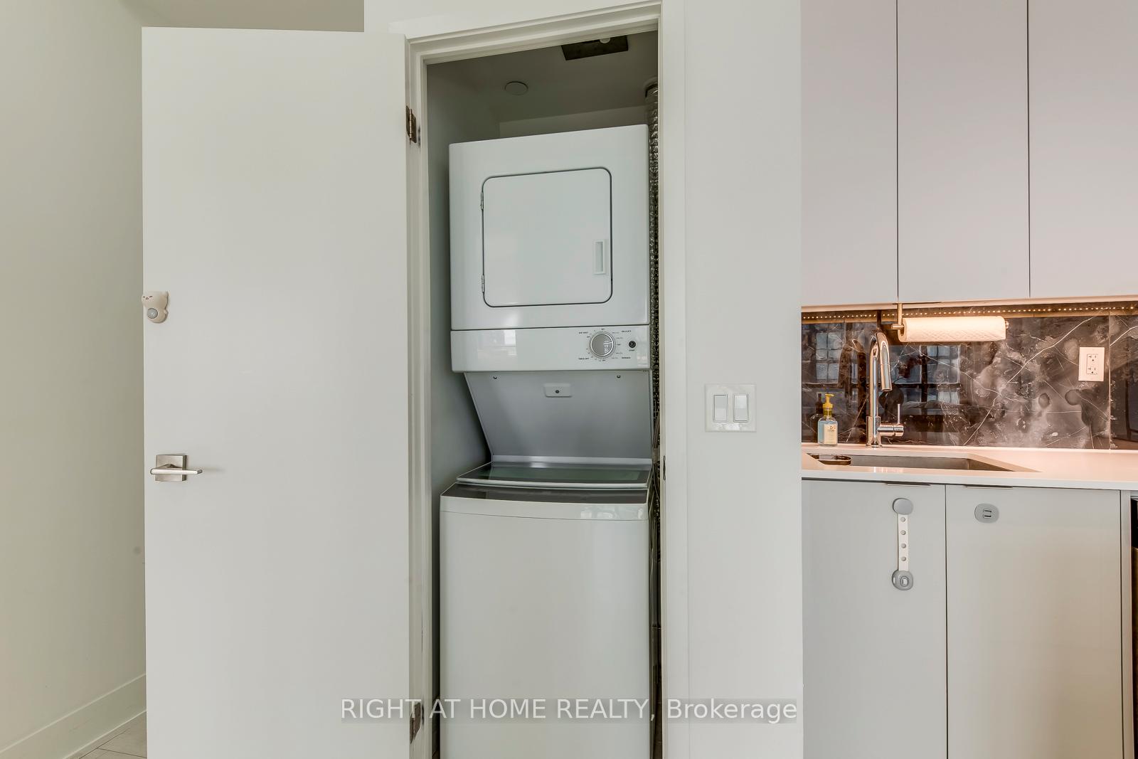 2 Bedrooms Condo at 2916 Highway 7, Vaughan For sale