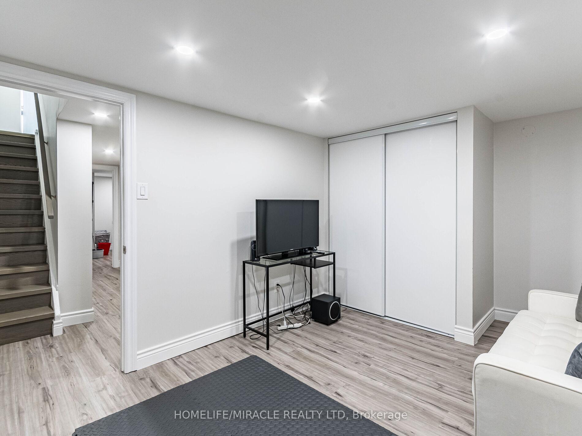 5 Bedrooms Condo at 180 Mississauga Valley, Mississauga For sale