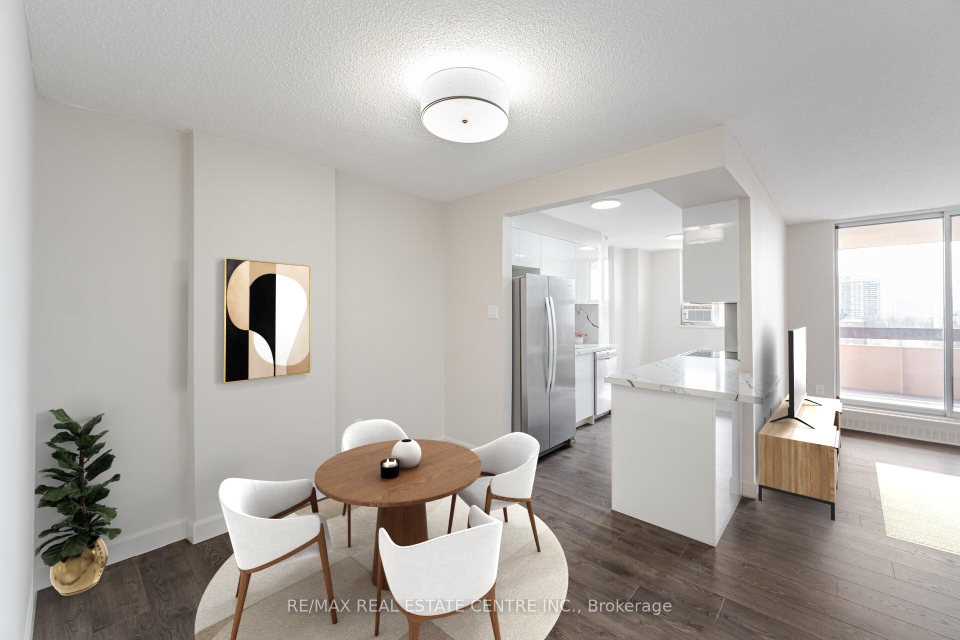 4 Bedrooms Condo at 1615 Bloor,  Mississauga For sale