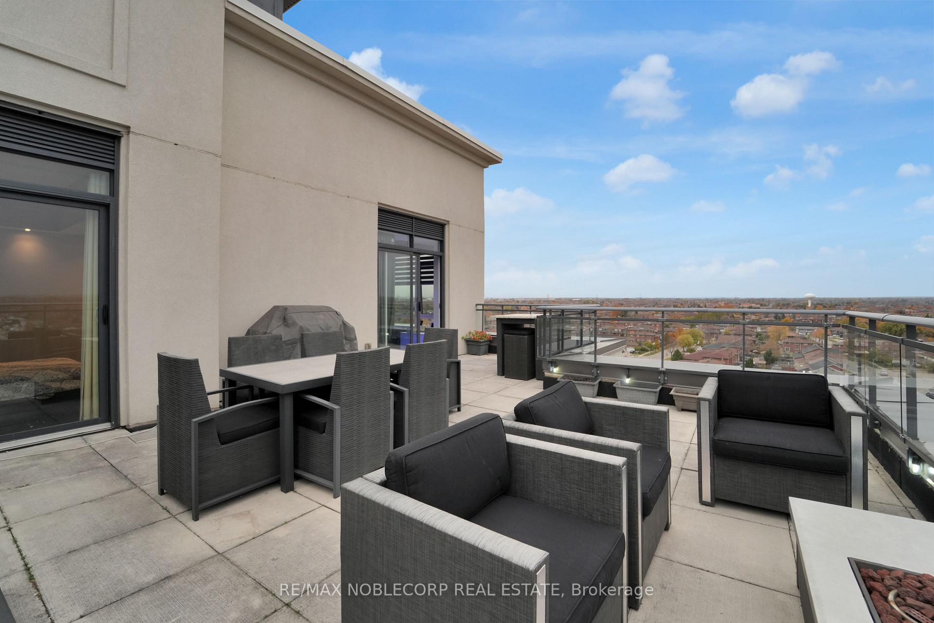 2 Bedrooms Condo at 12 Woodstream, Vaughan For sale