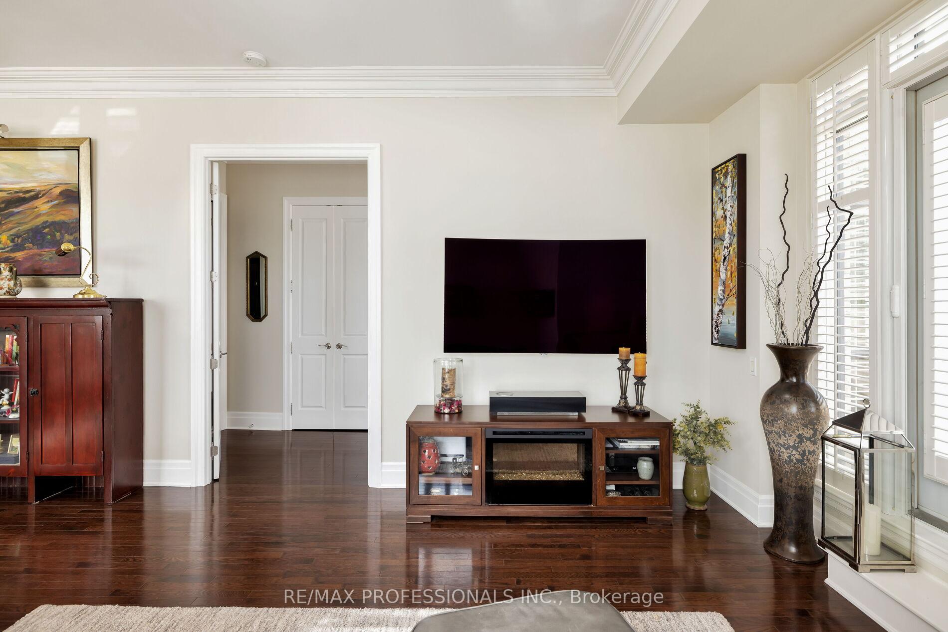 3 Bedrooms Condo at 9 Burnhamthorpe, Toronto For sale