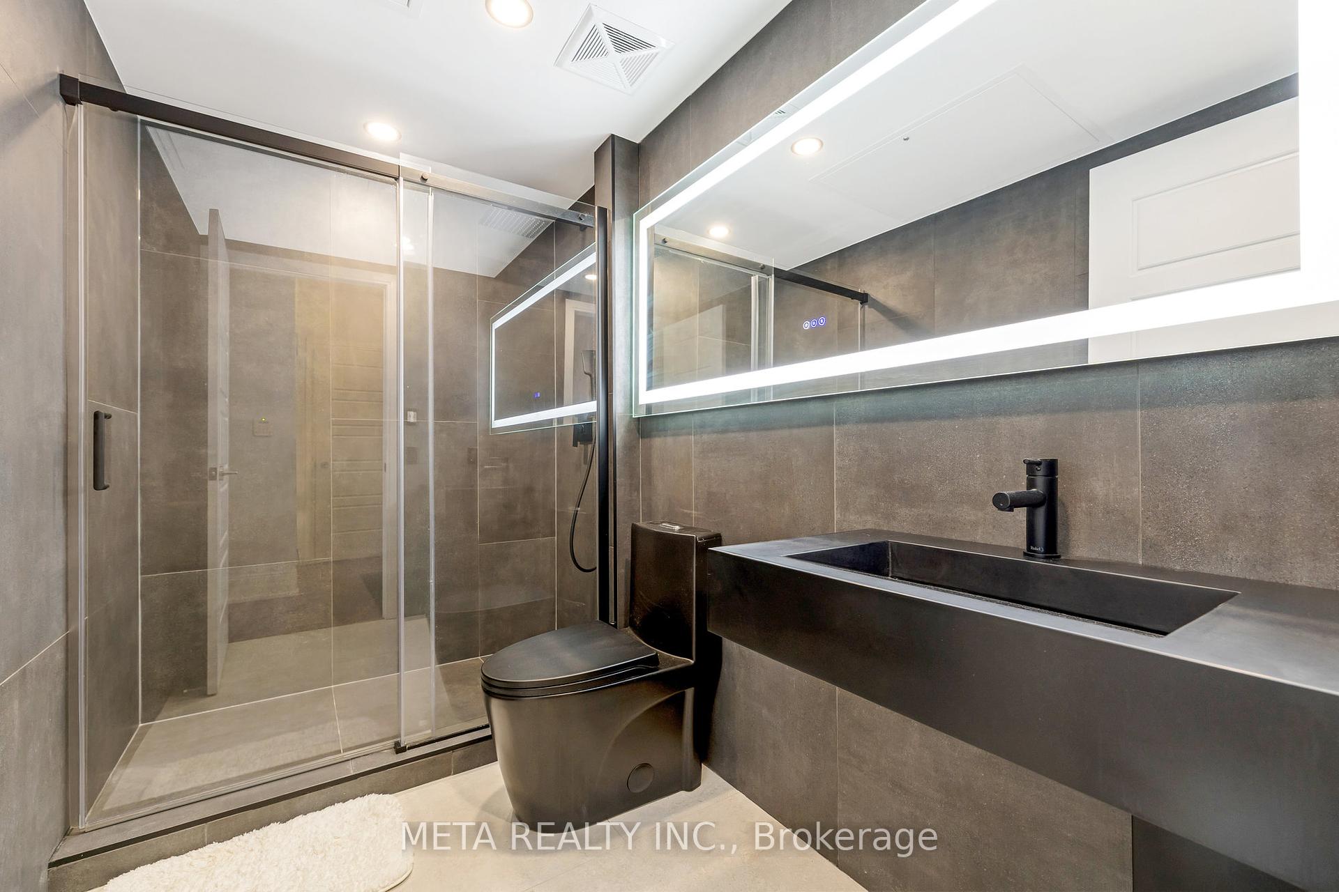 2 Bedrooms Condo at 15 Viking,  Toronto For sale
