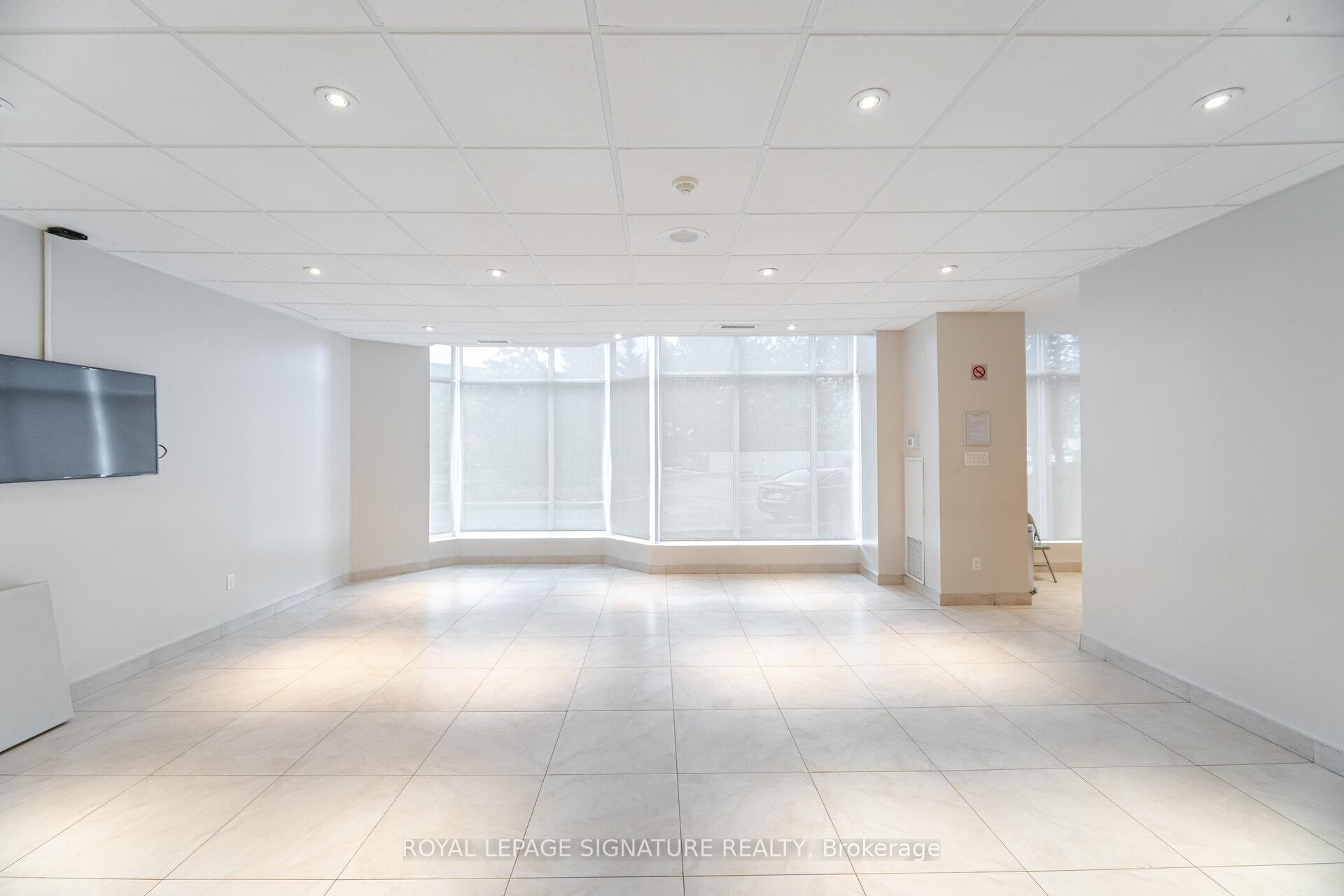 3 Bedrooms Condo at 50 Kingsbridge Garden, Mississauga For sale