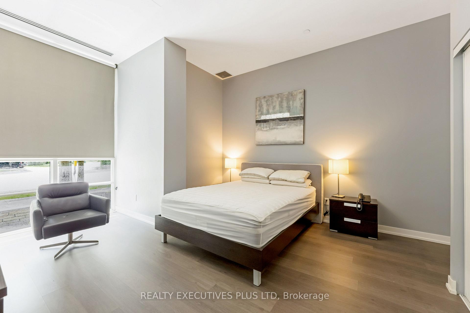 3 Bedrooms Condo at 8 Fieldway, Toronto For sale