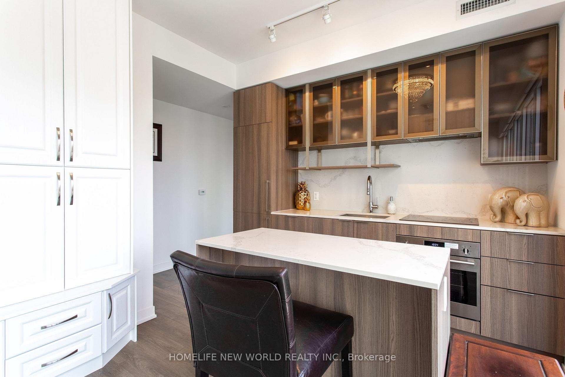 2 Bedrooms Condo at 15 Holmes, Toronto For sale