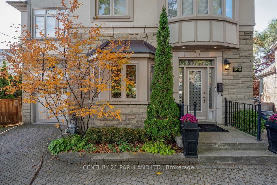 2 Leonard Circle, Toronto, ON M4E 2Z7
