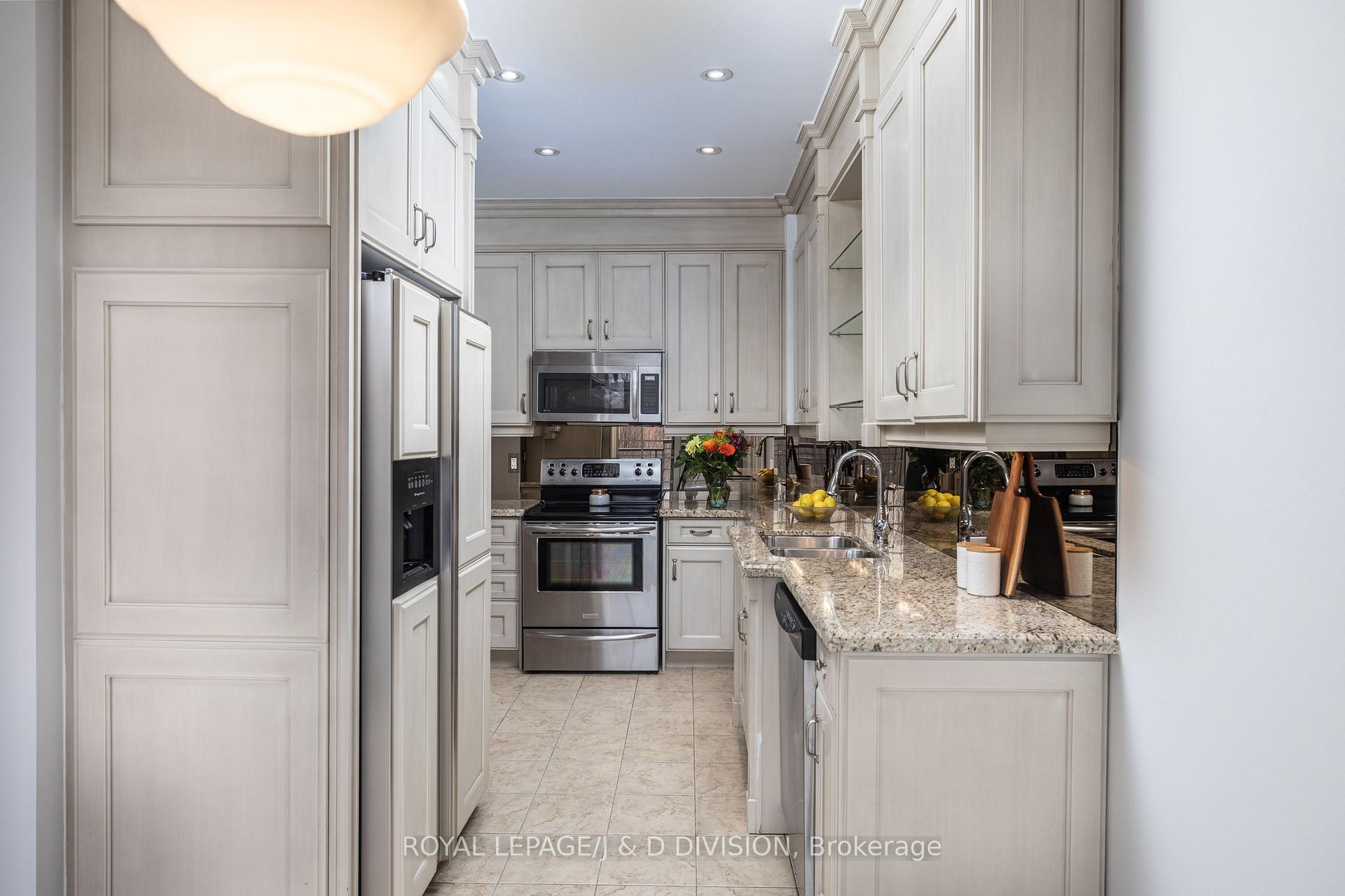 2 Bedrooms Condo at 20 Burkebrook,  Toronto For sale