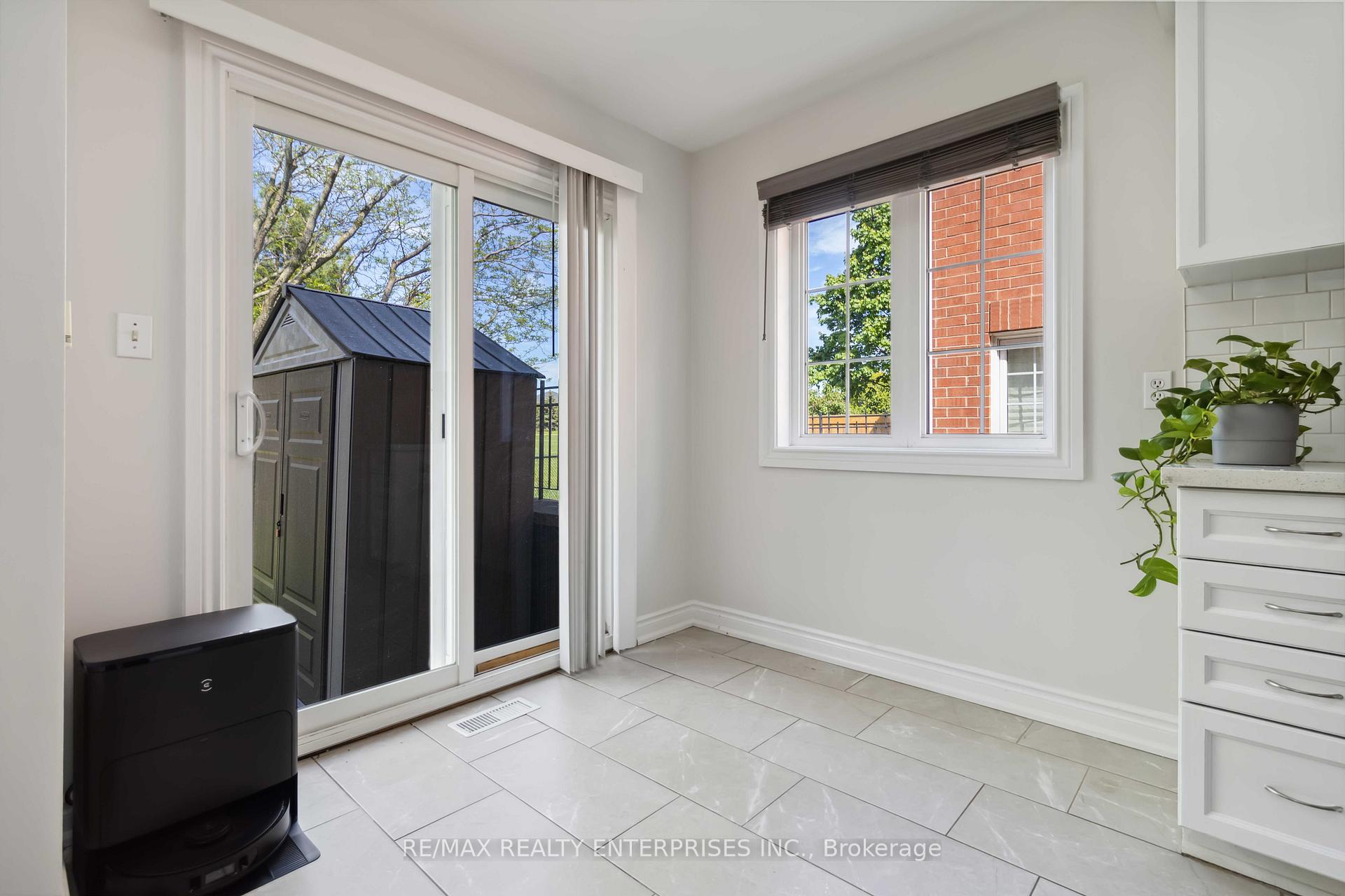 3 Bedrooms Condo at 1588 South Parade, Mississauga For sale