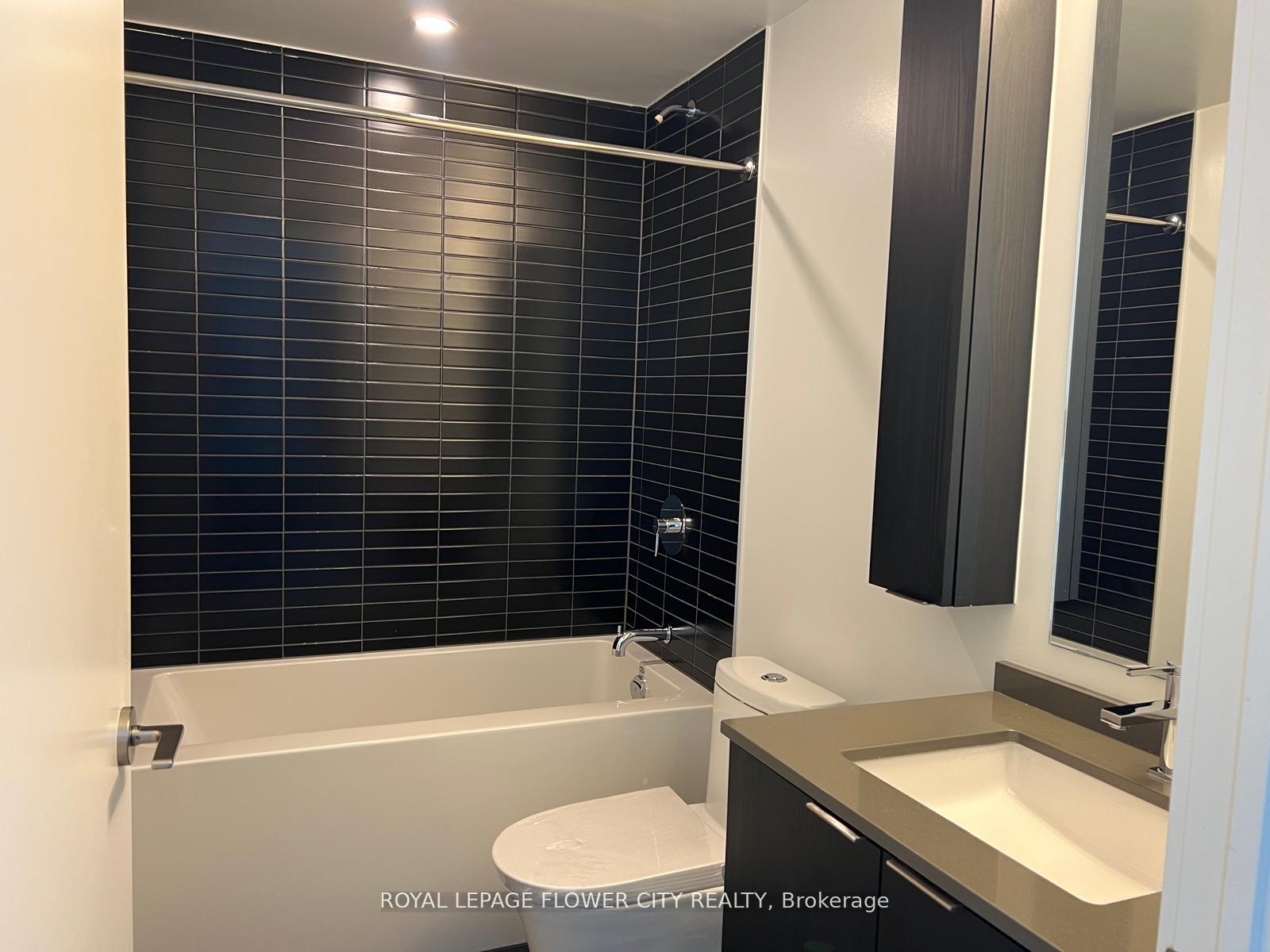 2 Bedrooms Condo at 86 DUNDAS, Mississauga For sale